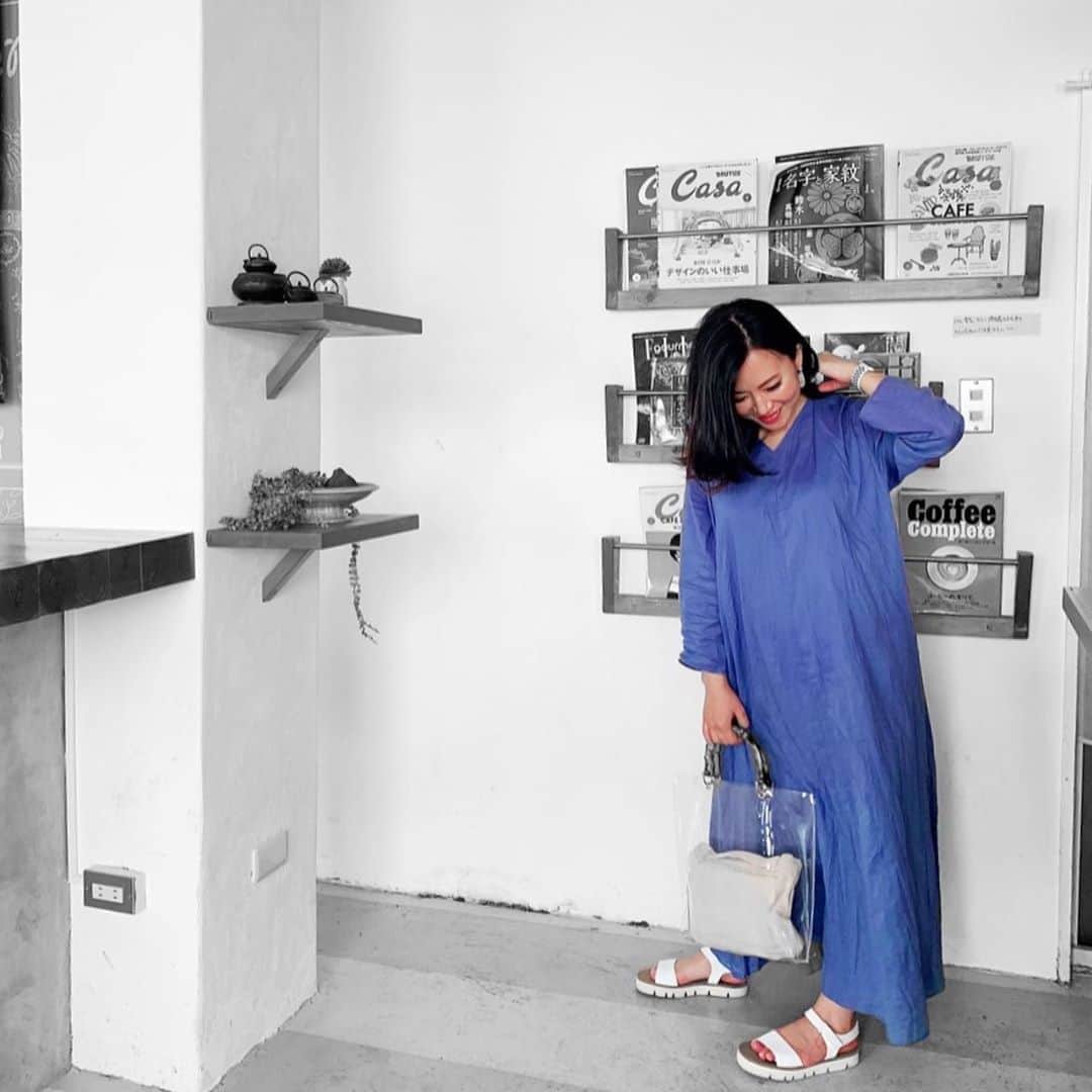 長嶺菜菜子さんのインスタグラム写真 - (長嶺菜菜子Instagram)「﻿ 群青色🧵のワンピース﻿ ﻿ ***﻿ 日本語って﻿ 色をあらわす言葉がすごく豊富にある﻿ ﻿ ﻿ 「青」ひとつとっても　﻿ ﻿ 空色　　そらいろ﻿ 紺　　　こん﻿ 瑠璃色　るりいろ﻿ 藍色　　あいいろ﻿ ﻿ 他にも﻿ ﻿ 御納戸色　おなんどいろ﻿ 紅掛花色　べにかけはないろ﻿ 花浅葱　　はなあさぎ﻿ ﻿ とか67色もあるみたい﻿ ﻿ ぜんっぜん知らない色があって﻿ 色の名前を考えた﻿ 昔の日本人って﻿ すごく繊細で﻿ 色を識別して﻿ 色の言葉を考える天才だと思った✍️﻿ ***﻿ ﻿ 青い海に囲まれた島 ﻿ 沖縄﻿ ﻿ 青は﻿ ﻿ すごく惹かれる色🐳🌈🐬💙🐠🦋﻿ ﻿ ﻿ ﻿ ﻿ このワンピも色に惹かれて即購入﻿ ゆったりめのワンピが最近お気に入り😚﻿ ﻿ ﻿ ベイクルーズの人気ブランドがアマゾンで購入可能になったんだよ🤗﻿ ﻿ ジャーナルスタンダードのフレアワンピース👗﻿ ﻿ ﻿ AmazonFashion﻿ @amazonfashionjp ﻿ で発見👀﻿ ﻿ Photo by @tack_mii ﻿ ﻿ ﻿ #ファッション#コーデ#Fashion#code#コーディネート#ベイクルーズ #ジャーナルスタンダード #PR #amazonfashionjp #Amazonで発見 #群青色 #ワンピース #ブルーワンピース #沖縄 #那覇 #夏コーデ #ワンピコーデ﻿ ﻿」8月3日 18時49分 - na7co0422