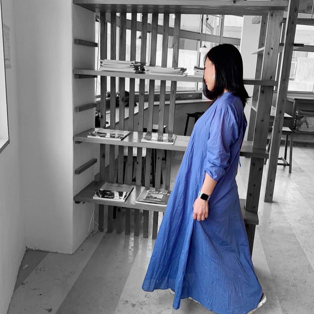 長嶺菜菜子さんのインスタグラム写真 - (長嶺菜菜子Instagram)「﻿ 群青色🧵のワンピース﻿ ﻿ ***﻿ 日本語って﻿ 色をあらわす言葉がすごく豊富にある﻿ ﻿ ﻿ 「青」ひとつとっても　﻿ ﻿ 空色　　そらいろ﻿ 紺　　　こん﻿ 瑠璃色　るりいろ﻿ 藍色　　あいいろ﻿ ﻿ 他にも﻿ ﻿ 御納戸色　おなんどいろ﻿ 紅掛花色　べにかけはないろ﻿ 花浅葱　　はなあさぎ﻿ ﻿ とか67色もあるみたい﻿ ﻿ ぜんっぜん知らない色があって﻿ 色の名前を考えた﻿ 昔の日本人って﻿ すごく繊細で﻿ 色を識別して﻿ 色の言葉を考える天才だと思った✍️﻿ ***﻿ ﻿ 青い海に囲まれた島 ﻿ 沖縄﻿ ﻿ 青は﻿ ﻿ すごく惹かれる色🐳🌈🐬💙🐠🦋﻿ ﻿ ﻿ ﻿ ﻿ このワンピも色に惹かれて即購入﻿ ゆったりめのワンピが最近お気に入り😚﻿ ﻿ ﻿ ベイクルーズの人気ブランドがアマゾンで購入可能になったんだよ🤗﻿ ﻿ ジャーナルスタンダードのフレアワンピース👗﻿ ﻿ ﻿ AmazonFashion﻿ @amazonfashionjp ﻿ で発見👀﻿ ﻿ Photo by @tack_mii ﻿ ﻿ ﻿ #ファッション#コーデ#Fashion#code#コーディネート#ベイクルーズ #ジャーナルスタンダード #PR #amazonfashionjp #Amazonで発見 #群青色 #ワンピース #ブルーワンピース #沖縄 #那覇 #夏コーデ #ワンピコーデ﻿ ﻿」8月3日 18時49分 - na7co0422