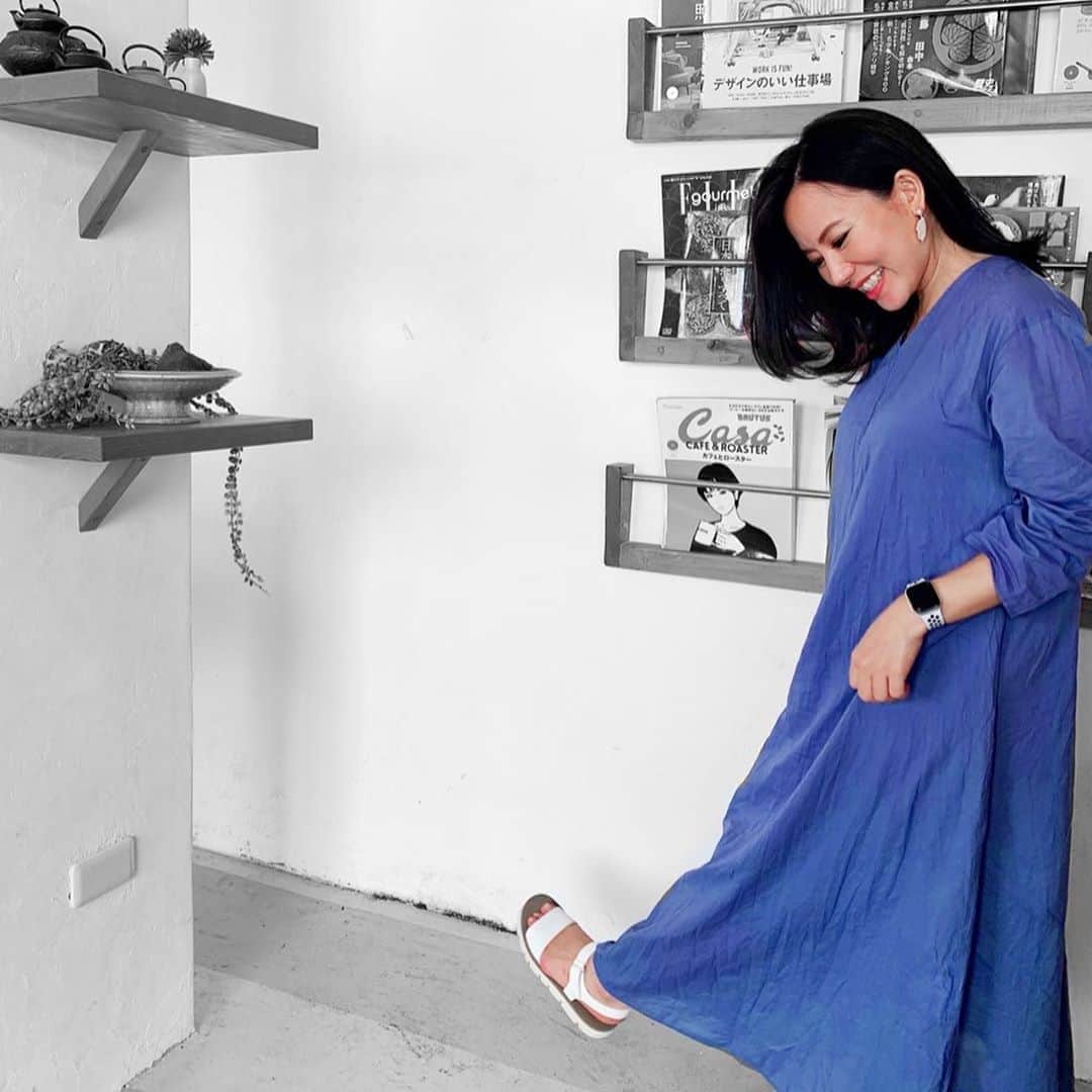 長嶺菜菜子のインスタグラム：「﻿ 群青色🧵のワンピース﻿ ﻿ ***﻿ 日本語って﻿ 色をあらわす言葉がすごく豊富にある﻿ ﻿ ﻿ 「青」ひとつとっても　﻿ ﻿ 空色　　そらいろ﻿ 紺　　　こん﻿ 瑠璃色　るりいろ﻿ 藍色　　あいいろ﻿ ﻿ 他にも﻿ ﻿ 御納戸色　おなんどいろ﻿ 紅掛花色　べにかけはないろ﻿ 花浅葱　　はなあさぎ﻿ ﻿ とか67色もあるみたい﻿ ﻿ ぜんっぜん知らない色があって﻿ 色の名前を考えた﻿ 昔の日本人って﻿ すごく繊細で﻿ 色を識別して﻿ 色の言葉を考える天才だと思った✍️﻿ ***﻿ ﻿ 青い海に囲まれた島 ﻿ 沖縄﻿ ﻿ 青は﻿ ﻿ すごく惹かれる色🐳🌈🐬💙🐠🦋﻿ ﻿ ﻿ ﻿ ﻿ このワンピも色に惹かれて即購入﻿ ゆったりめのワンピが最近お気に入り😚﻿ ﻿ ﻿ ベイクルーズの人気ブランドがアマゾンで購入可能になったんだよ🤗﻿ ﻿ ジャーナルスタンダードのフレアワンピース👗﻿ ﻿ ﻿ AmazonFashion﻿ @amazonfashionjp ﻿ で発見👀﻿ ﻿ Photo by @tack_mii ﻿ ﻿ ﻿ #ファッション#コーデ#Fashion#code#コーディネート#ベイクルーズ #ジャーナルスタンダード #PR #amazonfashionjp #Amazonで発見 #群青色 #ワンピース #ブルーワンピース #沖縄 #那覇 #夏コーデ #ワンピコーデ﻿ ﻿」