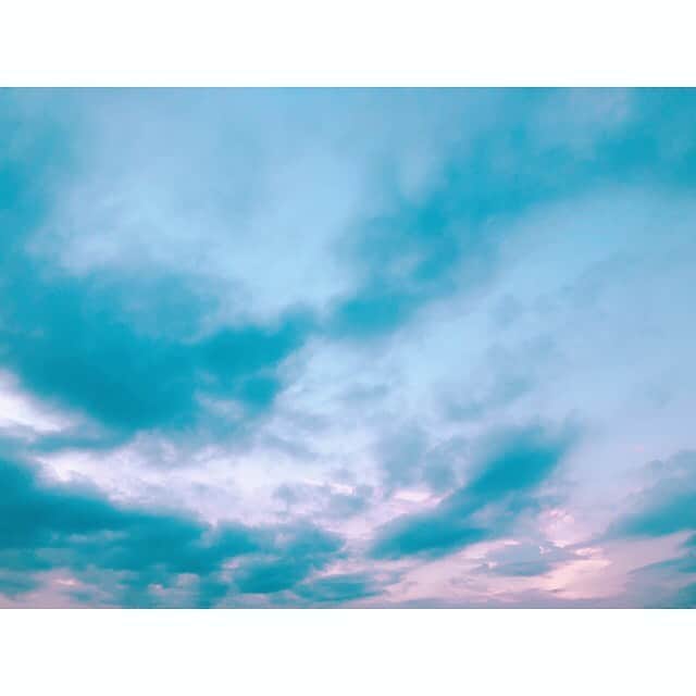 山岸愛梨さんのインスタグラム写真 - (山岸愛梨Instagram)「夕焼けの写真撮りに行こーって思ったらいつの間にこんなに雲が。隙間からの夕焼け色のみで太陽の姿は確認できませんでした…。  満月見たいのに！！！晴れてー！👀💦💦💦  #イマソラ　#空　#今夜は満月　#スタージェンムーンらしい」8月3日 19時01分 - airi_yamagishi