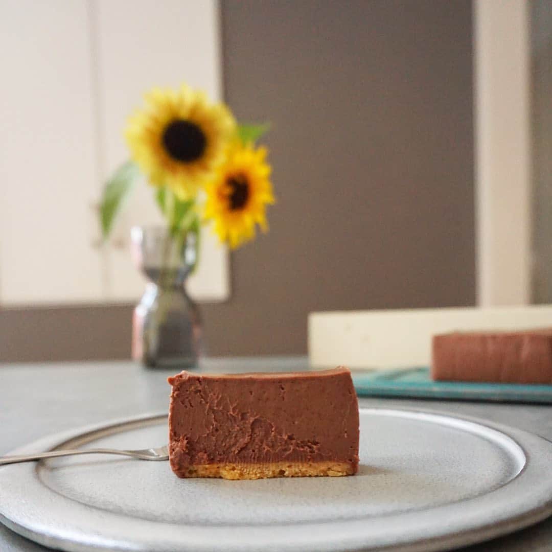乙黒えりのインスタグラム：「@minimal_beantobarchocolate  チョコレートケーキ🍫  ミニマルのチョコは上質なカカオのシンプルな美味しさで、ギフトにも最高です✨  種類が豊富なのも嬉しい🤎  #minimalchocolate  #ミニマル#チョコ#カカオ#ギフト#ケーキ#上質なカカオ#おやつ」