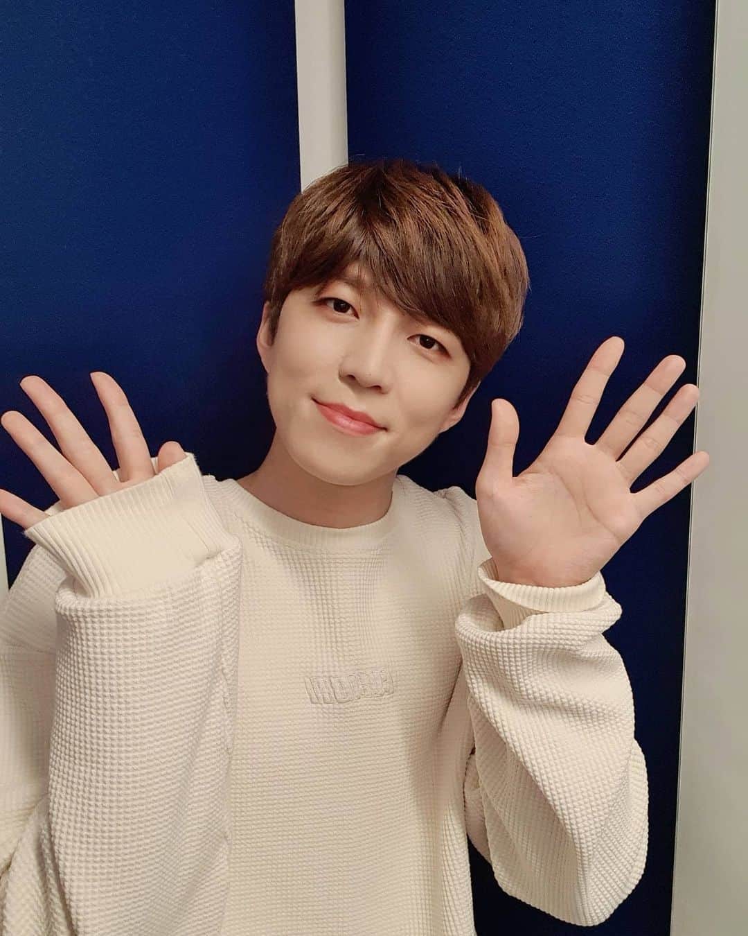U-KISS（ユーキス）のインスタグラム：「[#수현] 키스미 오랜만에 수현oppa의 라디오 나들이 함께해요!❤   네이버 NOW 링크▶https://now.naver.com/651 보이는 라디오는 네이버나우 어플로 보실 수 있어요!  #유키스 #수현oppa #UKISS #SOOHYUN  #라비 #퀘스천마크 #QuestionMark」