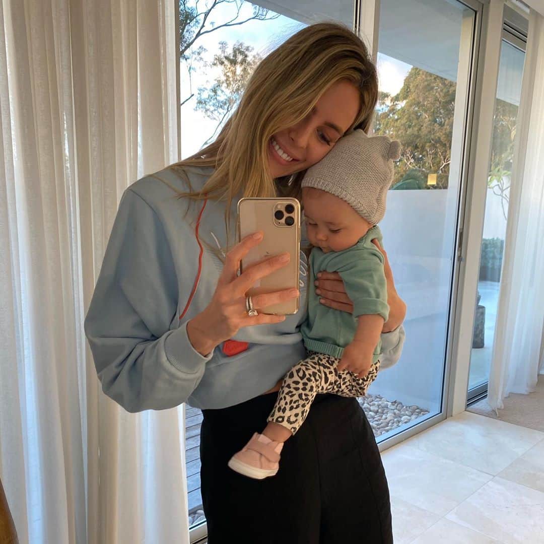 ジェニファー・ホーキンスのインスタグラム：「My little bestie 🥰💕💕💕#frankiegirl  @jbronze__」