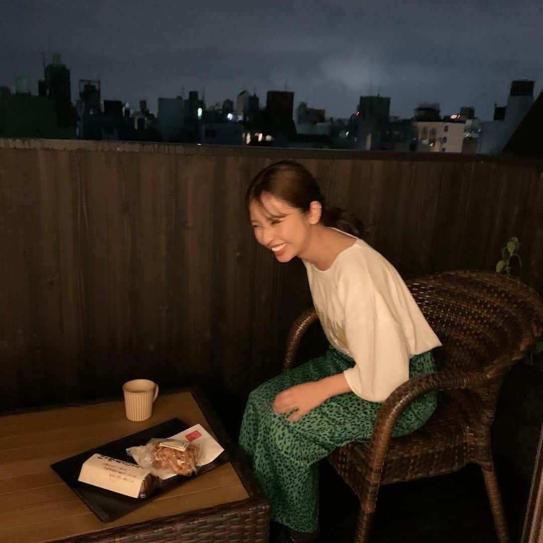 山尾梨奈さんのインスタグラム写真 - (山尾梨奈Instagram)「〻 2回目の @zizi.kyoto さん！ 先日また試泊させていただきました🛌. . 前回テラス付きのお部屋が素敵だったので 今回もテラスのあるお部屋"八橋"をお願いしました。 夏のお月見したよ〜〜🎑 . そして近くの「祇をん福寿」さんで ZiZiさんとのコラボコースを頂きました🤤 どれも綺麗で美味しくて、 特に胡麻豆腐が美味しかったな〜. . . 因みに、誰と行ったでしょう☕️？. . #kyoto #京都ホテル #祇園ホテル #京都グルメ #祇園グルメ #zizi #祇をん福寿 #推し京都」8月3日 18時58分 - yamarina_1210