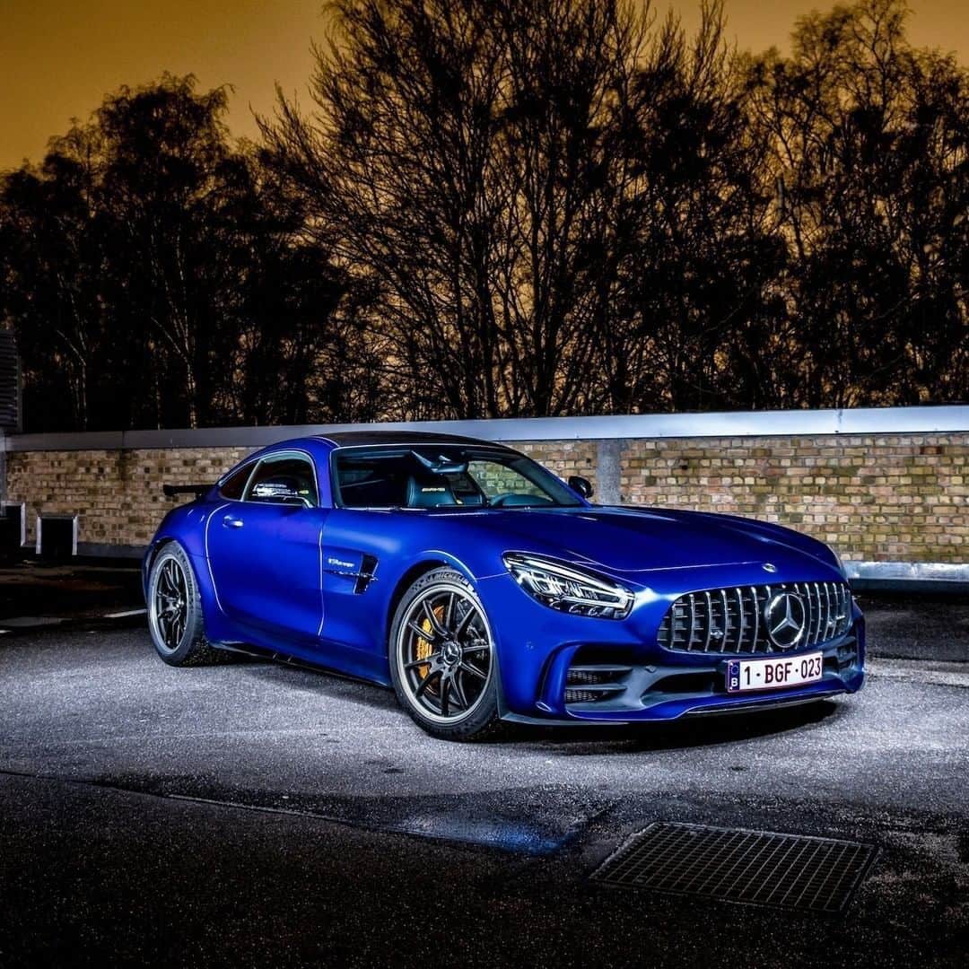 のインスタグラム：「[Kraftstoffverbrauch kombiniert: 12,4 l/100 km  CO₂-Emissionen kombiniert: 284 g/km  mb4.me/DAT-leitfaden  Mercedes-AMG GT R]  Even in the dark, the brilliant blue stands out. 📷 @momenol via @mercedesamg #DrivingPerformance #MercedesAMG #GTR」