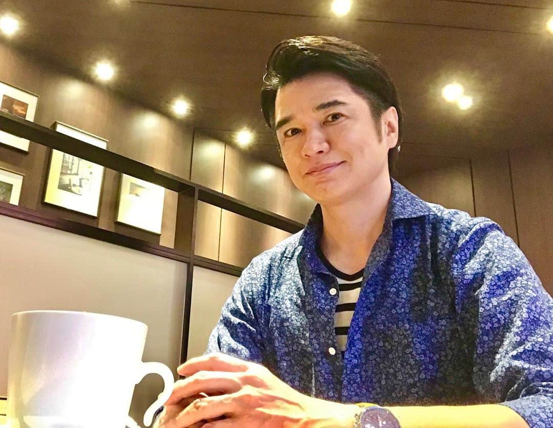 のインスタグラム：「久々のCM撮影でした。かなり凝った撮影と大物女優さんとの共演で気持ちも入りました。また情報解禁になりましたらお知らせいたします♪   #撮影 #アナウンサー #吉崎仁康 #stayhappy」