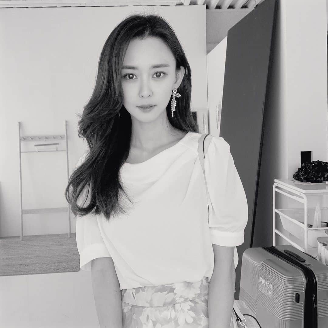 のインスタグラム：「#challengeaccepted 지목해준 @seoeungyou @sinhaediary 감사합니다✨  #womensupportingwomen#womenpowerment #흑백사진챌린지」