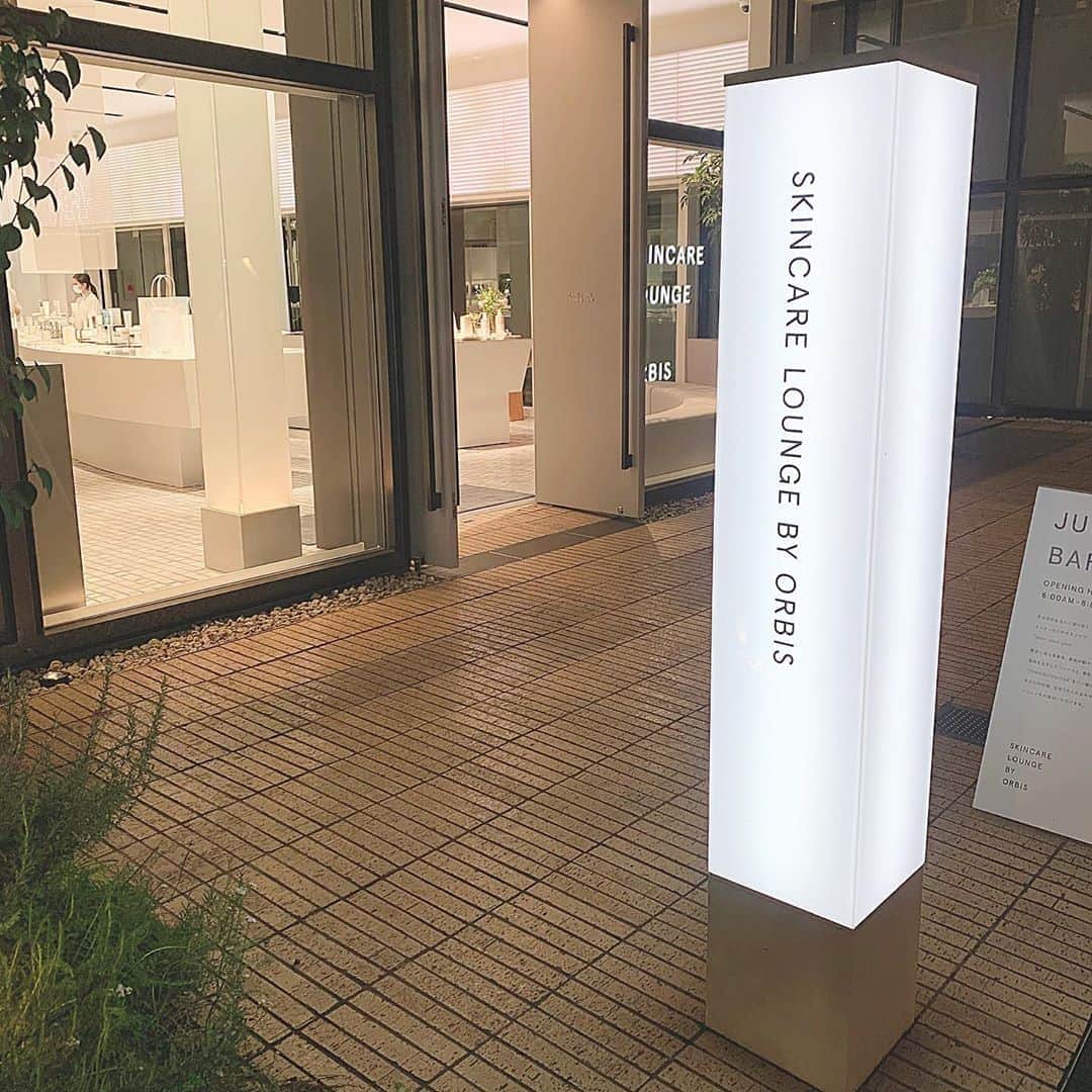 のインスタグラム：「・ ・ ずっと気になってた SKINCARE LOUNGE BY ORBIS🕊 ・ ・ とっても素敵空間。 欲しかったオルビスユーもやっと買えた嬉しい♡ 普段はジェル派だから今度ジェルタイプも買いたい、、 ・ ・ 体調に合わせて選べるジュースバーが 個人的にとっても好きだったまたいく😭 ・ ・ ・ #orbis #オルビス #オルビスユー  #スキンケア」