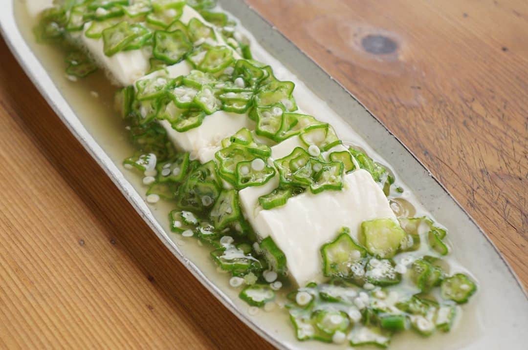 のインスタグラム：「「ねばねばオクラと豆腐のサラダ 」  . IGTVに動画を載せています！ . 【材料：４人分】 オクラ 　４本  絹ごし豆腐　1/2丁(200g) ★だし汁  70ml  ★薄口醤油　小さじ１ ポン酢、鰹節　　適量 . . 【作り方】  ①	オクラはヘタを取って薄切りに、豆腐は水気を切って５mm幅に切る。 ②	耐熱ボウルにオクラと★をいれ、 600wのレンジで１分加熱し、しっかり混ぜて粘りを出す。  ③	器に豆腐を並べ、鰹節をのせて②とポン酢、鰹節をかける。 . 【ポイント】  ・	オクラの粘り成分は水溶性のため、水分と合わせてレンジにかけることで粘りが増す。 ・	オクラ特有の粘り気は胃の粘膜を保護したり夏バテの改善・予防に最適な成分。 ・IGTVで一緒に作った切り干し大根の食べるラー油をかけても美味しい♡ . ぜひお試しくださいね！ . . #オクラ#ねばねばサラダ #夏サラダ#3分おかず#時短#オープンレシピ」