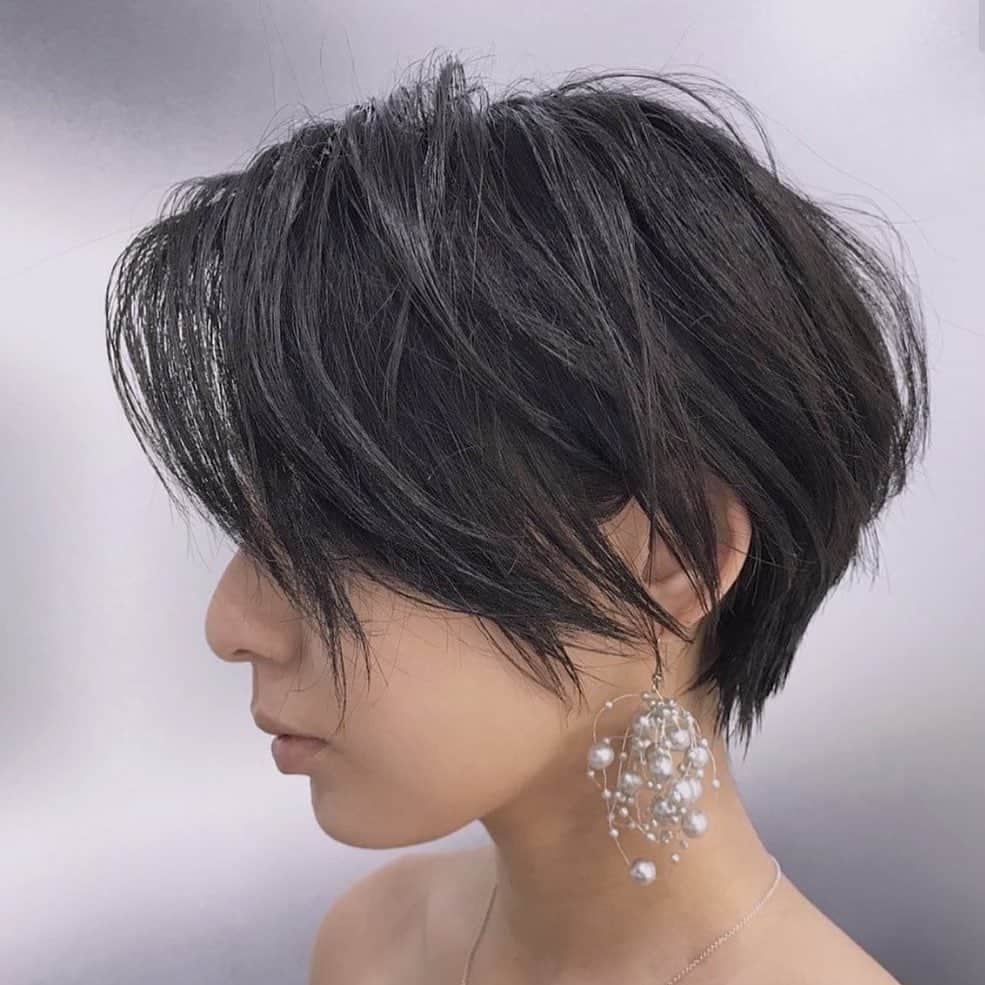 Ai（虫賀愛）のインスタグラム：「* * new hair ✂️ * @rock_hairdesign  @sunaoakiyama * * #ショートヘア #イケメンショート　#ショートボブ #黒髪ショート」