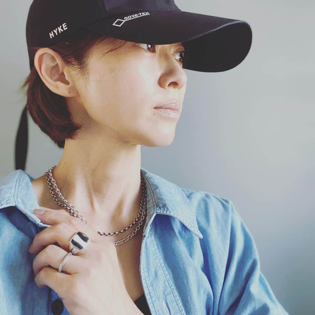 畑野ひろ子のインスタグラム：「ずっと愛用している　@tomwoodstore のゼブラリング。チェーンネックレスも新調しました。夏のCDに、これくらいのアクセ好みです。チェーンの重ね付けや、チェーンとパールの組み合わせも沢山楽しみたい❤️」