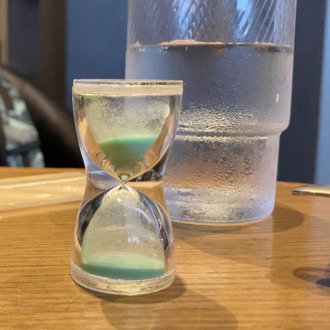 池田鉄洋のインスタグラム：「喫茶店で執筆中に、砂が落ちきったら紅茶飲み頃の合図の砂時計が、この状態で10分経過。」