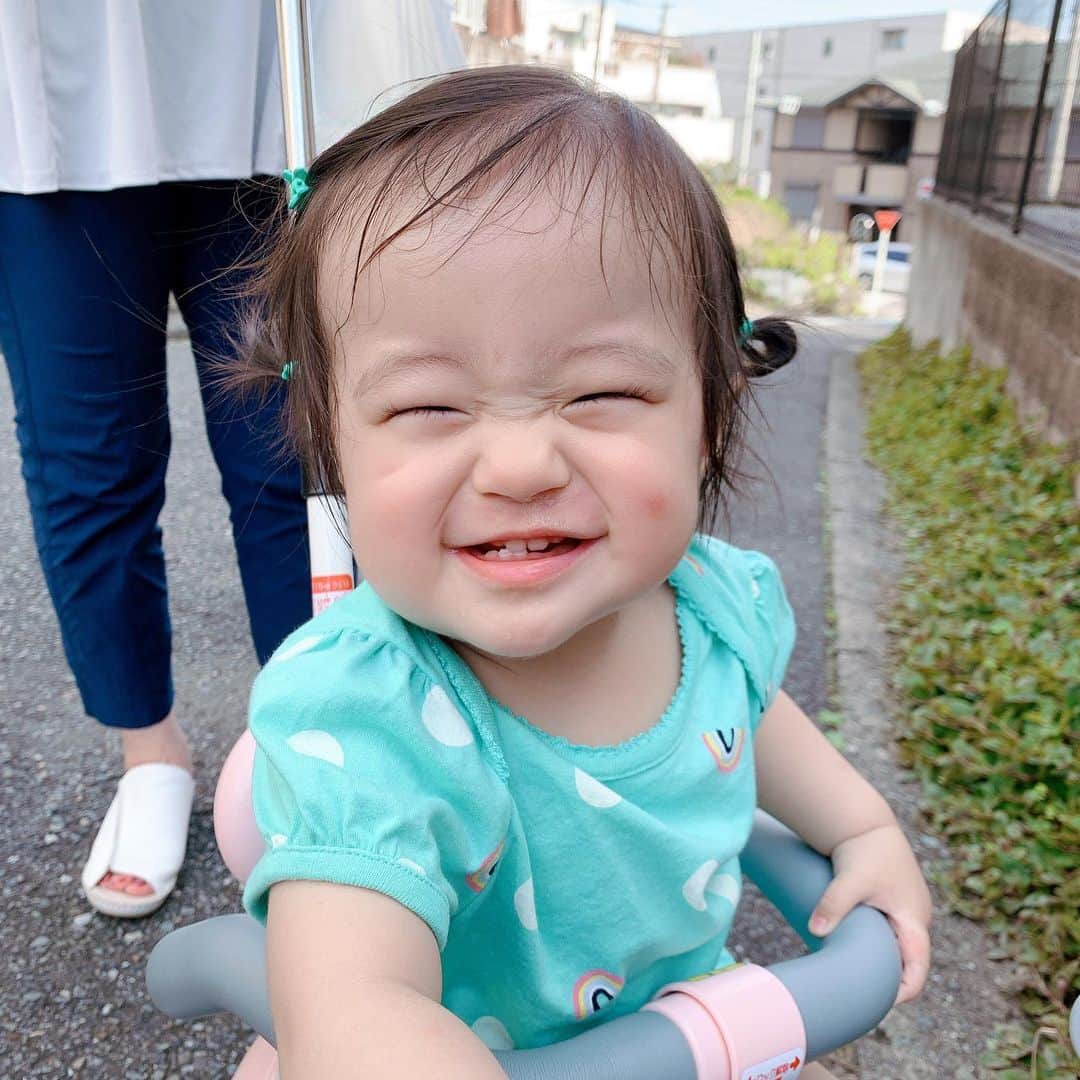 しほの涼のインスタグラム：「めーーっちゃ笑ってるーー😂😂💕 前歯ーー😂😂💕 皆さんがご心配をしてくださるほっぺたは、 🦟←にやられました😇😇  #めっちゃ笑顔 #笑顔満点 #満点笑顔頂きました #笑顔満点シリーズ #笑顔が人を幸せにする #笑顔が一番 #笑顔を広めたい☺︎ #赤ちゃん #赤ちゃんのいる生活 #赤ちゃんのいる暮らし #１歳　#1歳赤ちゃん #1歳女の子 #1歳0ヶ月 #1歳女の子赤ちゃん」