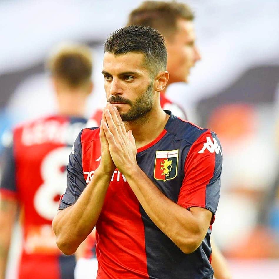イアゴ・ファルケ・シルバのインスタグラム：「Obiettivo raggiunto. ✅ Sempre è un piacere indossare la maglia rossoblu. 🔴🔵 Adesso le meritate vacanze. 😎」