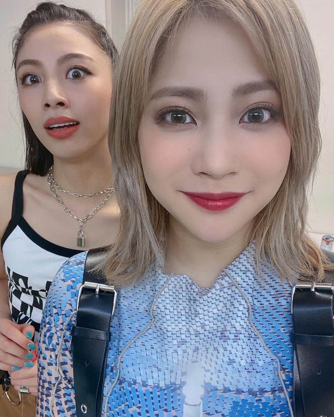 honoka のインスタグラム：「メンバーであり、戦友であり、﻿ 親友であり、家族であり、﻿ 時にはほのかのカウンセラーでもあり、笑﻿ 何でも兼ね備えている。ひびき﻿ いつもありがとう❤️﻿ これからもいっぱい笑って﻿ 楽しみながら歳重ねていこな🍣✨﻿ ﻿ そして。写真集発売おめでとう。﻿ ひびきは私のSolarisです🌞﻿ ﻿ #ひびきの写真多すぎて選べなかった #今年はあえてこんな感じでいこう #ひびほの」