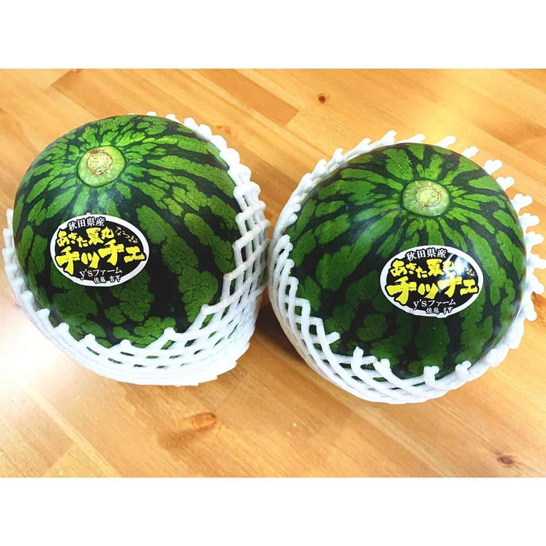 浅田梨奈さんのインスタグラム写真 - (浅田梨奈Instagram)「糖度14度超え🍉😍🍉 #プロボウラー #ボウリング #女子アスリート #浅田梨奈 #スイカ好き #秋田産 #夏丸 #お買い上げ #小さめだけど #糖度14度超え #あまーい #おチビが引くくらい #スイカ好き #無限スイカ #主食にできる #スイカパーリー おチビが あ、優那が りなさん、焼肉じゃ全然食いつかないのに スイカの食いつき方やばくないですか？ ってスイカかぶりついてる私を横目に まじで引いてた😑😑😑 焼肉<スイカ🍉」8月3日 19時27分 - asdrn528