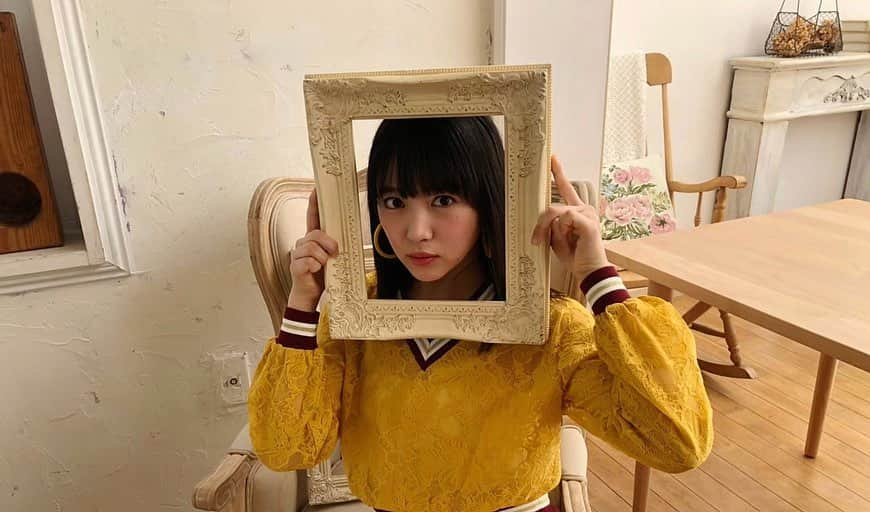 中山莉子さんのインスタグラム写真 - (中山莉子Instagram)「→﻿ 💁‍♀️こちら、額がおいてあったらやりがちなポーズです﻿ ﻿ ﻿ #新しい生写真﻿ #今回もサインとコメントたくさん書くぞ~！」8月3日 19時22分 - nakayama_riko_official