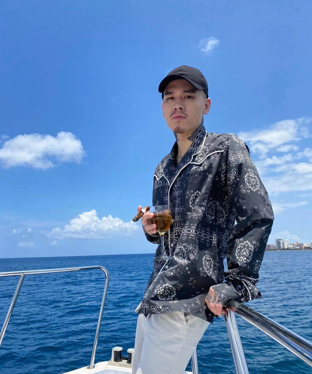T-PABLOWのインスタグラム：「🚤🍹」