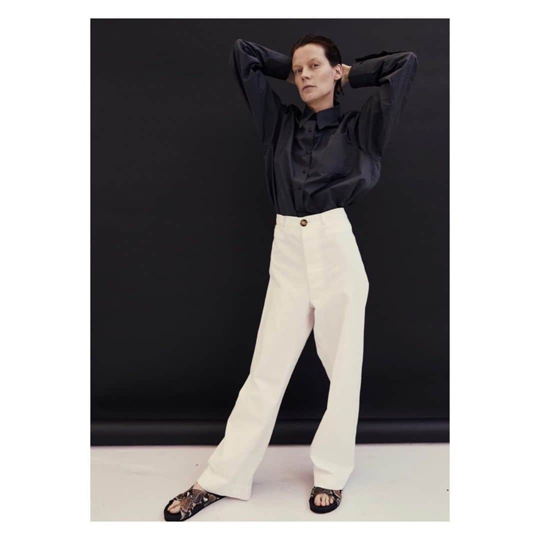 のインスタグラム：「Monday Mood Rock 🖤Yes ! New Blaze shirt in a beautiful grey blue tone arrived from Italy to go with Ulrika Pants and joy sandels #ecofriendly #Augustwardrobe #simpleluxary ☀️」