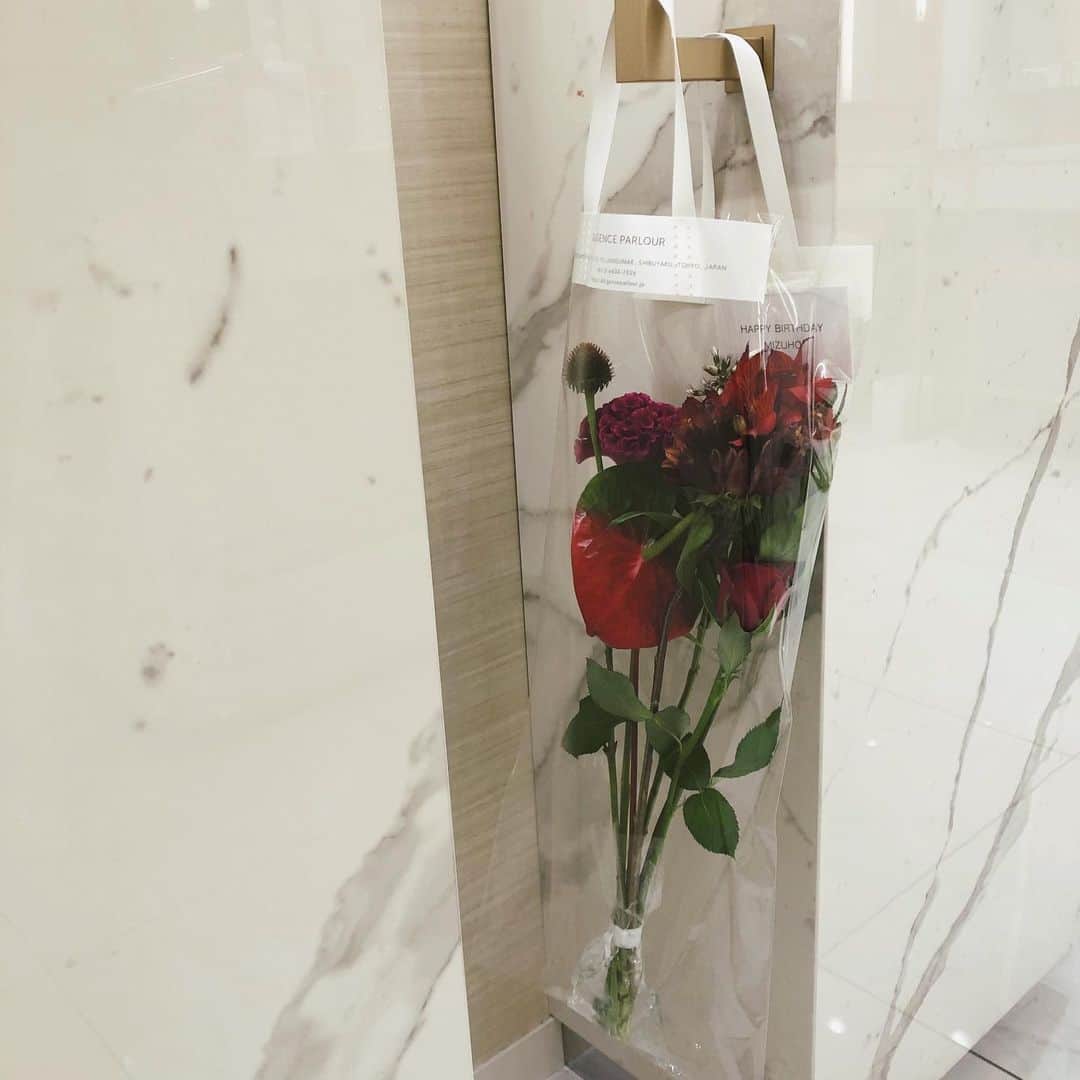 河村美咲さんのインスタグラム写真 - (河村美咲Instagram)「かっこいいひとなのでかっこいい雰囲気の花束にしてもらった💐 #present #💐」8月3日 19時27分 - misaki_haaan