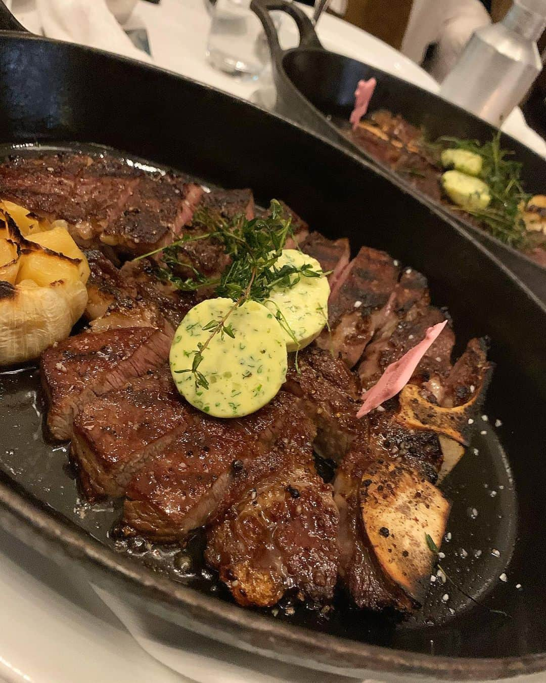 伊東亜梨沙さんのインスタグラム写真 - (伊東亜梨沙Instagram)「BLT Steak Roppongiのレセプションパーティーへ🐄❤️ お酒もお料理も美味しくて幸せな時間だった🥺 内装がとっても素敵で女子会も大いに盛り上がりました👏笑 . . #blt #bltsteak #steak #ステーキ #肉食女子 #tokyogouroumet #東京グルメ #foodie #ありログ」8月3日 19時32分 - arisa__917m