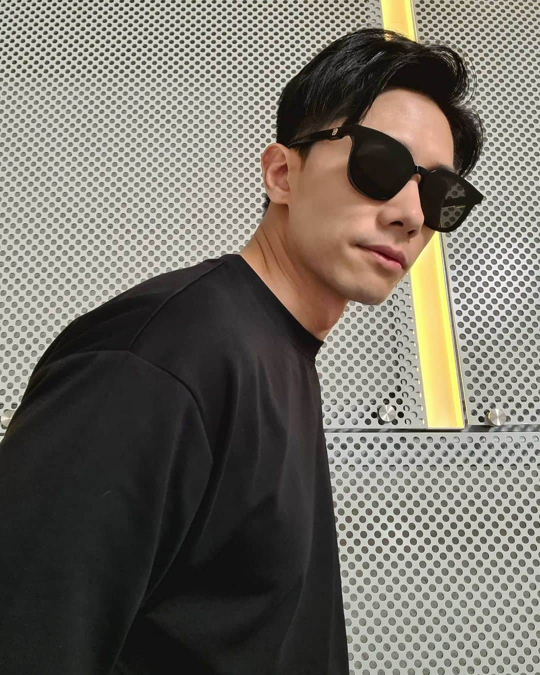 デスモンド・タンのインスタグラム：「I love it when I catch you looking at me, and then you smile and look away. 😉」