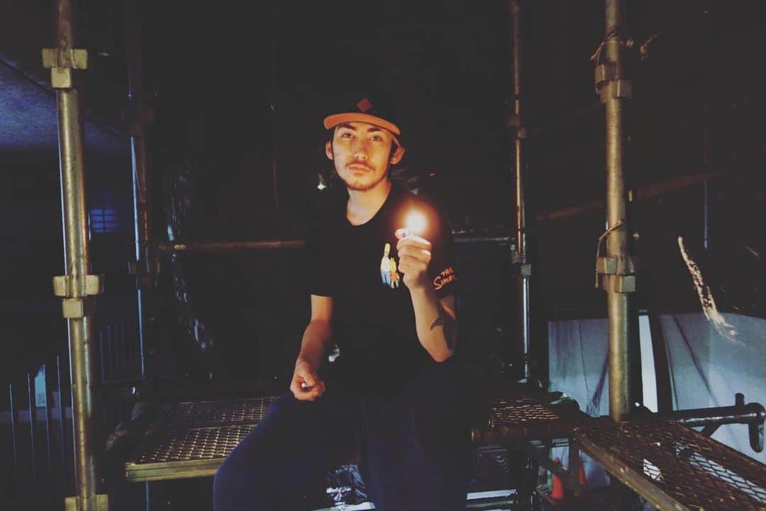 James Jのインスタグラム：「😮🚬」