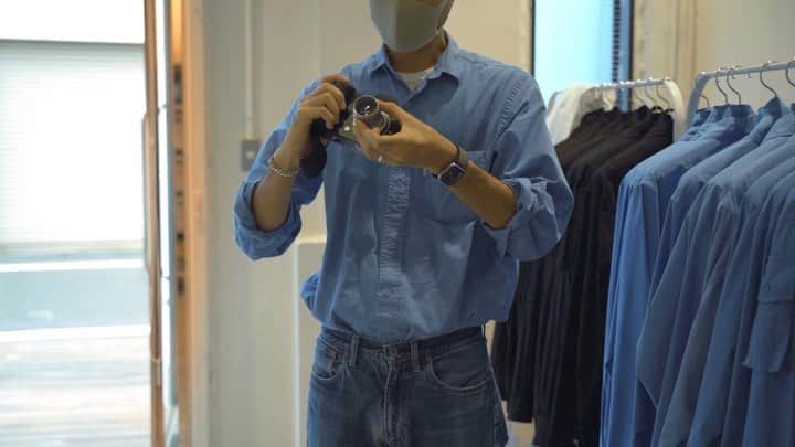 yukiのインスタグラム：「SHの展示会。関さんとカメラ談義。 動画のスタートからカメラが出てきて、何の動画かわからない感じが最高。 ちゃんとSHのアイテムも拝見しましたよ。 @sekijumpei  @sh_shirt  ㅤㅤㅤㅤㅤㅤㅤㅤㅤㅤㅤㅤㅤ 続きはYouTubeからどーぞ！」