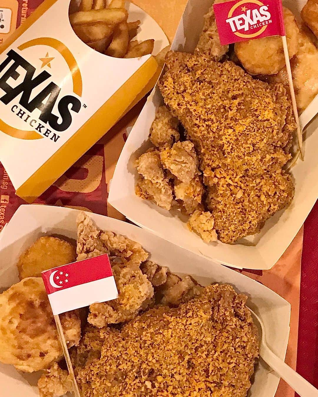 Li Tian の雑貨屋さんのインスタグラム写真 - (Li Tian の雑貨屋Instagram)「Finally got to try the much-raved Salted Egg Fried Chicken from @texaschickensg and i think it truly lived up to the name of being intense in the salted egg flavor 🙌🏼 the outer layer is coated with real salted egg sauce and sprinkled with salted egg crumbs which gave it an extra crunch 😋That said the salted egg popcorn chicken was a bit dry and lacking in taste. So go for the fried chicken straightaway if you are looking for the real salted egg yolk experience   Price starts from $4.30 for 1 pc fried chicken and combo meals from $10.60 onwards. Available for dine-in/takeaway and delivery till 26 August only   • • • #singapore #yummy #love #sgfood #foodporn #igsg #グルメ #instafood #gourmet #beautifulcuisines #onthetable #sgeatout #cafe #sgeats #f52grams #friedchicken #feedfeed #foodsg #jiaklocal #fastfood #sgpromo #ndp #shiok #stayhome #savefnbsg #stayhomesg」8月3日 19時39分 - dairyandcream