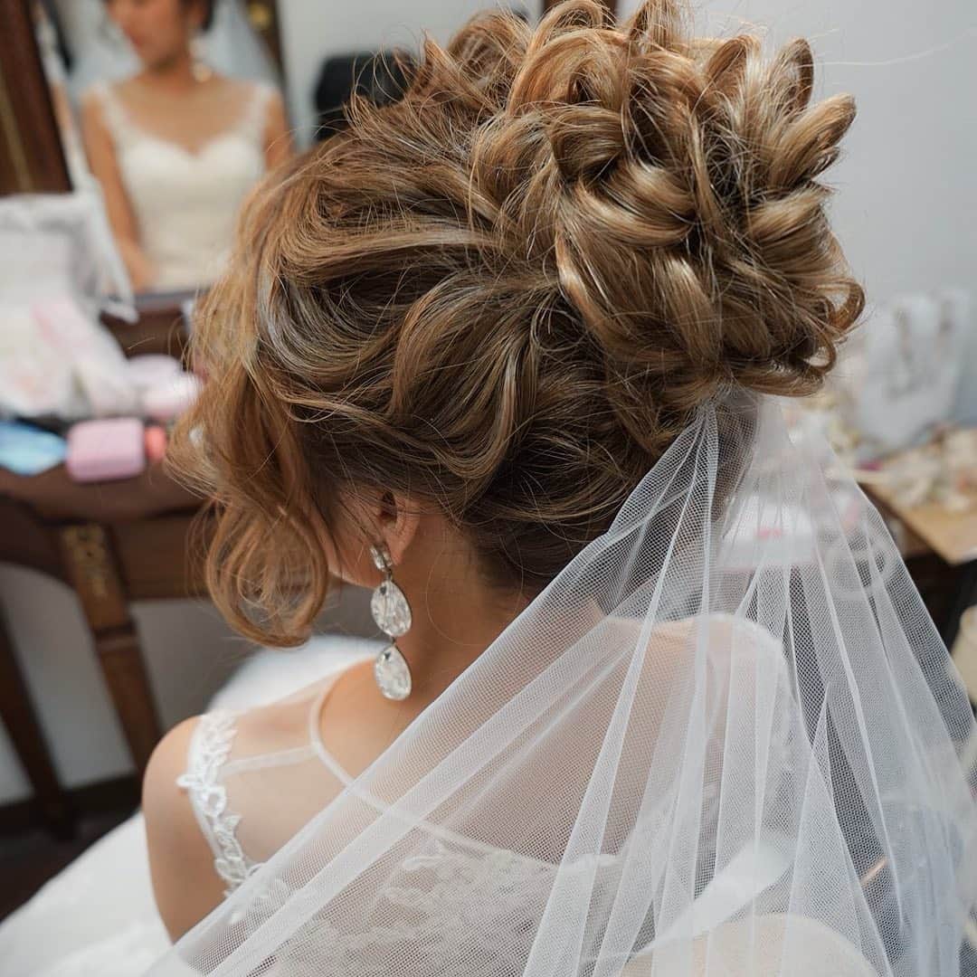 Yuudaiさんのインスタグラム写真 Yuudaiinstagram ざっくりな高めなお団子スタイルにベールも可愛い𓄃 フォトウェディングでもおすすめなヘアアレンジです𓆸 前撮りドレス 動画編集 映像 映像制作 映像クリエイター 前撮り洋装 プロフィールムービー