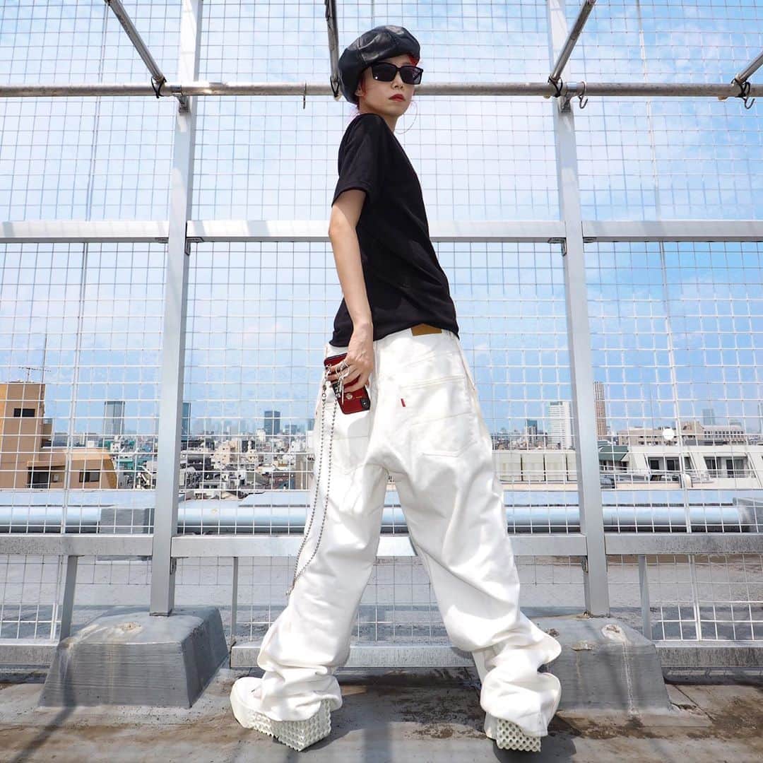 si ouxのインスタグラム：「例のお靴パート3！後ろ姿がいかちい﻿ ﻿ #きょうの太陽浴﻿ ﻿ ﻿ tops #aoiindustry ﻿ shoes #magarimono_official @magarimono_official ﻿ hat #override ﻿ eyewear #johnsbyjohnny ﻿ pants #neonsign ﻿ iphone case #upaborn﻿ ﻿ ﻿ ﻿ ﻿ #selfportrait #自撮り #セルフポートレート #olympus #epl7 #olympuspen #olympusepl7 #mzuikodigitaled9_18mm #selfie #selfies #redhair #redhaircolor #redhaired #赤髪 #レッドヘアー」