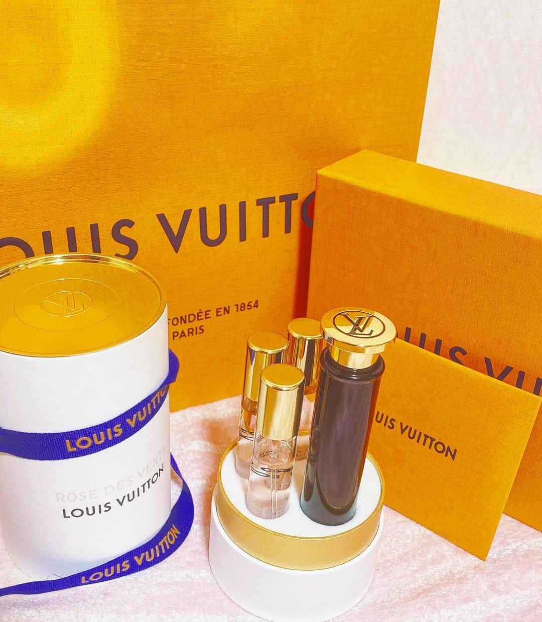 のインスタグラム：「💖✨💖✨💖✨💖. * 先月の撮影会にてファンの方から…♡♡. 🎂Birthday present🎂で頂きました🥺💓. #louisvuitton の香水…🌈❤️✨. すっっごく良い香り🌹(*´Д｀*). ➡︎ありがとうございます😭💕💕💕. #perfume #birthdaypresent #present #thankyou #follow #followｍe #happiness #instalike #誕生日プレゼント #誕プレ #vuitton #香水 #ゆんぬふるーる #ルイヴィトン #ルイヴィトン香水 #좋아요 #팔로우 #팔로미 #귀여워 #코스메틱 #뷰티스타그램」
