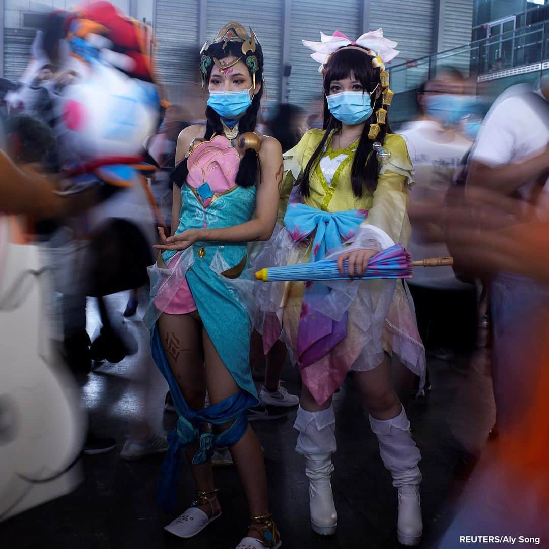 ABC Newsさんのインスタグラム写真 - (ABC NewsInstagram)「Cosplayers wearing face masks pose for a picture at the China Digital Entertainment Expo and Conference in Shanghai. #cosplay」8月3日 20時02分 - abcnews