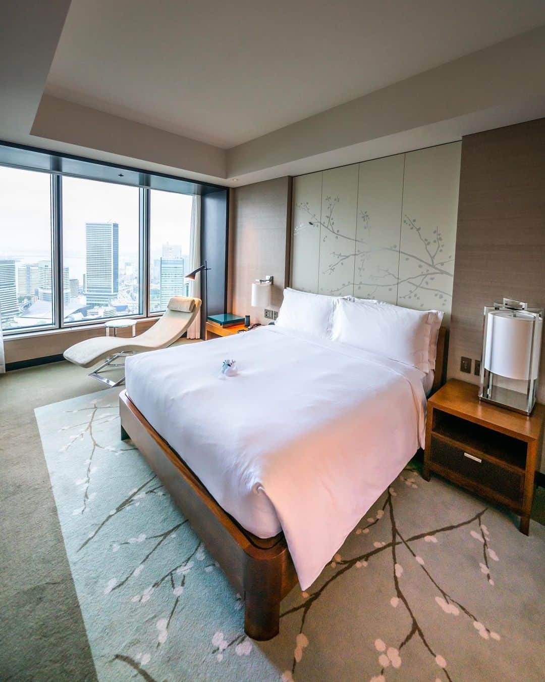 Conrad Tokyoのインスタグラム：「コンラッド東京では開業15周年を記念して、館内でご利用いただける一万円分のホテルクレジット付きのプランをご用意しております。  This summer is our 15th anniversary so we're giving away a hotel credit of 10,000 yen!  Book our Anniversary Delight staycation plan and you'll be able to use the credits at our restaurants, Mizuki Spa & Fitness, or room service.  Share your own images with us by tagging @conrad_tokyo ————————————————————— #コンラッド東京 #コンラッド #ホテル #汐留 #東京 #客室 #部屋 #新橋 #銀座 #宿泊 #スイート #ホテルステイ #港区 #ステイケーション #ConradTokyo #StayInspired #Conrad #Tokyo #suite #Shiodome #Shinbashi #staycation #conradsuite」