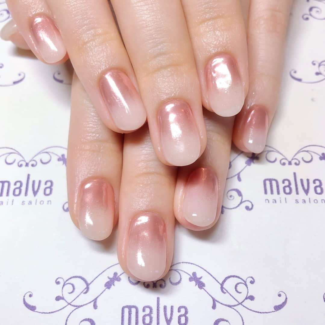 nailsalon malva（ネイルサロンマルヴァ）さんのインスタグラム写真 - (nailsalon malva（ネイルサロンマルヴァ）Instagram)「⠀ ⠀《ミラーネイル✖️グラデーションネイル》﻿⠀ ﻿⠀ こちらは『全塗りシンプル83』と伝えていただければ同じネイルご予約可能です🙆‍♀️﻿⠀ ¥11550﻿⠀ ﻿⠀ 派手になりがちなミラーネイルもグラデーションとの組み合わせで柔らかい印象に✨﻿⠀ ﻿⠀ ⠀ ⠀ ⠀ ※ただ今新型コロナウイルス感染者数が急増しておりますが、厳しい来店規約と万全の感染対策（詳細はHPに全て掲載）をしておりますので、⠀﻿⠀ ご覧になった上で来店可能かどうかご確認の上ご予約お願い致します🙇‍♀️⠀﻿⠀ ⠀ ⠀ 〜𝐬𝐰𝐢𝐩𝐞で動画もご覧ください〜⠀ ⠀ ♥ ♥ ♥ ♥ ♥ ♥ ♥ ♥ ♥ ♥ ♥ ♥ ♥⠀ ⠀ 𝐧𝐚𝐢𝐥𝐬𝐚𝐥𝐨𝐧 𝐦𝐚𝐥𝐯𝐚⠀ ⠀ ⠀ ご予約・お問い合わせ⠀ LINE@からお願いします⠀ LINE ID→《@malvaで検索🔍》⠀ ⚠️＠マークも忘れずに検索してください⠀ ⠀ キャンペーンネイル・料金表は⠀ プロフィールにある⠀ HPからご覧ください✯*･ :.｡⠀ ⠀  #malva#nailsalonmalva#ネイル#nail#nailart#naildesign#nailstagram#beautysalonmalva#gel#ジェルネイル#ネイルデザイン#原宿ネイル#ネイルサロン#ネイルチップ#森絵里香#malvaネイル#お洒落ネイル#コロナ対策 #美甲#nails#上品ネイル #네일#젤네일#甲油#指甲#beauty#エニシーグローパック正規取扱店#エニシーグローパック#リアムール正規取扱店#エキスパートローション⠀ ⠀」8月3日 20時03分 - malva_nail