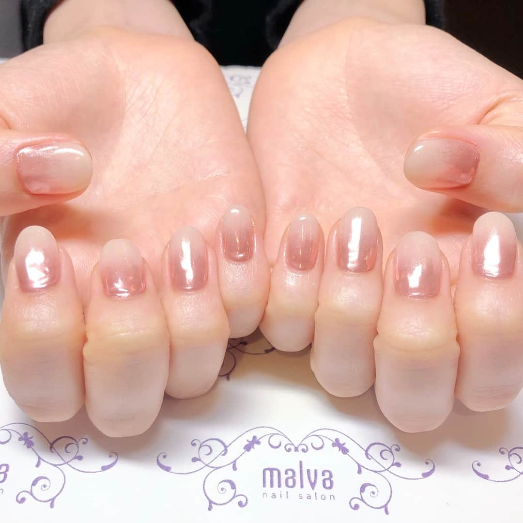 nailsalon malva（ネイルサロンマルヴァ）さんのインスタグラム写真 - (nailsalon malva（ネイルサロンマルヴァ）Instagram)「⠀ ⠀《ミラーネイル✖️グラデーションネイル》﻿⠀ ﻿⠀ こちらは『全塗りシンプル83』と伝えていただければ同じネイルご予約可能です🙆‍♀️﻿⠀ ¥11550﻿⠀ ﻿⠀ 派手になりがちなミラーネイルもグラデーションとの組み合わせで柔らかい印象に✨﻿⠀ ﻿⠀ ⠀ ⠀ ⠀ ※ただ今新型コロナウイルス感染者数が急増しておりますが、厳しい来店規約と万全の感染対策（詳細はHPに全て掲載）をしておりますので、⠀﻿⠀ ご覧になった上で来店可能かどうかご確認の上ご予約お願い致します🙇‍♀️⠀﻿⠀ ⠀ ⠀ 〜𝐬𝐰𝐢𝐩𝐞で動画もご覧ください〜⠀ ⠀ ♥ ♥ ♥ ♥ ♥ ♥ ♥ ♥ ♥ ♥ ♥ ♥ ♥⠀ ⠀ 𝐧𝐚𝐢𝐥𝐬𝐚𝐥𝐨𝐧 𝐦𝐚𝐥𝐯𝐚⠀ ⠀ ⠀ ご予約・お問い合わせ⠀ LINE@からお願いします⠀ LINE ID→《@malvaで検索🔍》⠀ ⚠️＠マークも忘れずに検索してください⠀ ⠀ キャンペーンネイル・料金表は⠀ プロフィールにある⠀ HPからご覧ください✯*･ :.｡⠀ ⠀  #malva#nailsalonmalva#ネイル#nail#nailart#naildesign#nailstagram#beautysalonmalva#gel#ジェルネイル#ネイルデザイン#原宿ネイル#ネイルサロン#ネイルチップ#森絵里香#malvaネイル#お洒落ネイル#コロナ対策 #美甲#nails#上品ネイル #네일#젤네일#甲油#指甲#beauty#エニシーグローパック正規取扱店#エニシーグローパック#リアムール正規取扱店#エキスパートローション⠀ ⠀」8月3日 20時03分 - malva_nail