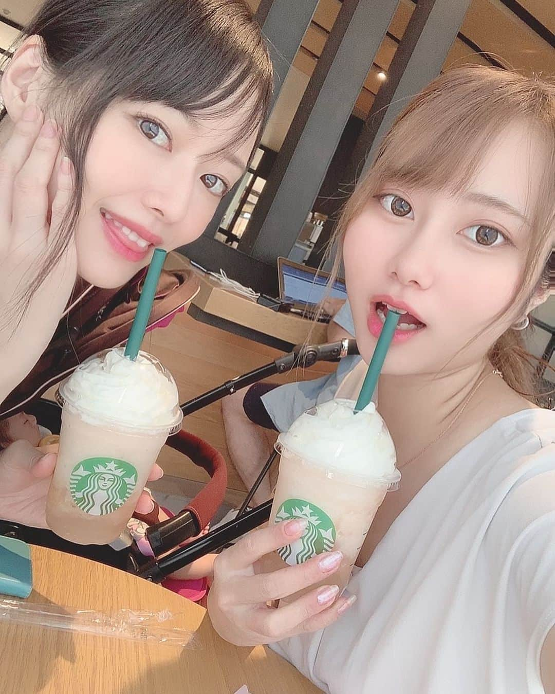 吉山りささんのインスタグラム写真 - (吉山りさInstagram)「去年仕事帰りに車の中で飲んだ  ピーチフラペチーノが忘れられなくて🥺  もも好き🍑にはたまらなく美味しくて  今日飲んできました💕 🐰🐷🍑  相変わらず美味しかった😍💘 🍑🍑🍑  #スタバ #starbucks #ジューシーピーチフラペチーノ #🍑 #桃 丸かじりして食べてる美味しさ😍 #もも #大好き #peach #母娘 #親子 #おやこ #40代 #40代ママ #daughter 孫が若干写ってる😴👼🏻🍼（笑） #わらび餅 追加 #ホイップ #デザート めちゃくちゃ美味しかった💕  ご馳走様でした😍✨ #吉山りさ #モデル #model #ママ #娘 #美容 #らびゅ」8月3日 19時55分 - oreorerisa