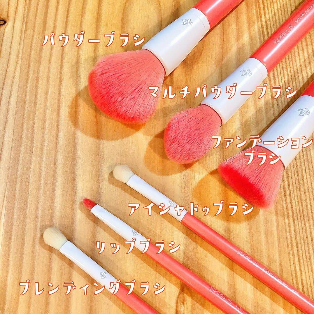 うえむらちかのインスタグラム：「新しいメイクブラシが届きました💓﻿ ﻿ SIXPLUS Limited Edition の﻿ コーラルオレンジ メイクブラシ6本セット﻿ ﻿ 色付きのブラシってそもそも珍しいんですけど﻿ 暖色系のブラシに一目惚れ﻿ （可愛かろう！？😍） ﻿ コーラルオレンジなんだけど、実際手に取ると赤みが強い明るく鮮やかなビタミンカラーで私好みでした🍉🍊﻿ ﻿ 口管に彫刻されたサンゴ柄も夏らしくて使っててテンションが上がります✨💕﻿ ﻿ ﻿ しかも合わせて注文した﻿ メイクブラシ立てがめちゃくちゃ便利…﻿ ﻿ 今まではいちいち筆の先にカバーを被せて袋とかに収納してたのが、マグネット式のメイクブラシ立てが来たことによって、さっと取ってさっと付けるだけの簡単仕様に変わりました…﻿ ﻿ こんな便利なものがあったなんて﻿ もっと早く知りたかったです🤭‼️﻿ ﻿ メイクブラシだけじゃなく﻿ アイライナーや口紅まで先にマグネットをつけて収納してます🧲﻿ ﻿ ﻿ #SIXPLUS #sixpluscosmeticsjapan #コスメ #コスメ好き #コスメ好きさんと繋がりたい #メイク #メイク好き #メイク好きさんと繋がりたい #メイクアップ #メイクブラシ #夏メイク #コーラルオレンジ#メイクツール #メイク道具 #メイク動画 #プチプラコスメ #パウダー #ファンデーション #アイシャドウ#アイメイク #ブラシ立て」