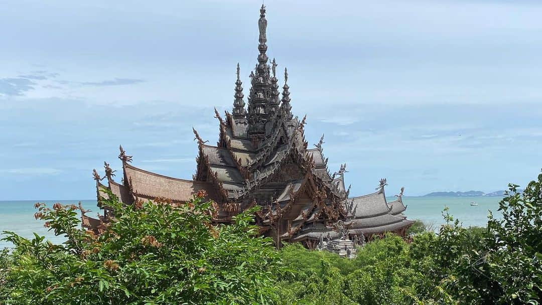 新井利佳さんのインスタグラム写真 - (新井利佳Instagram)「ずっと行きたかったPattaya の 《The Sanctuary of Truth 》へ。  1981年から始まった工事は未だに終わっておらず、釘を使わずに全て木で作られているお寺。  未完成のお寺の中では木を削る職人さん達が作業中。 時より眼に木のクズが入る程。  ヘルメットをかぶって、英語のガイドさんに案内してもらいながら進みました。  写真を撮っていると、スタッフさんにヘルメットとマスクを取ってもいいよ。と、言って頂き。 お寺の木の匂いを感じる事が出来ました。  パタヤの街は観光客が減ってしまって、closeしてしまったお店を車越しに沢山見かけました。 皆様、またタイに来られるようになったら是非是非訪れてくださいね！  #thesanctuaryoftruth  #サンクチュアリーオブトゥルース #真理聖殿 #芭達雅 #真理寺  #thailand #shorttrip #Pattaya #pattayathailand #covid19goaway #relaxtime #temple #woodworking #seaside #lifeisbeautiful #summerholidays  #自然美景 #泰國自由行  #タイ生活 #バンコク生活 #パタヤ #パタヤ旅行」8月3日 19時58分 - rika.arai