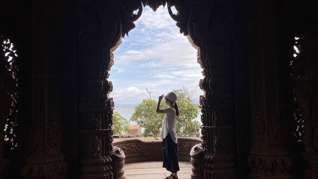 新井利佳さんのインスタグラム写真 - (新井利佳Instagram)「ずっと行きたかったPattaya の 《The Sanctuary of Truth 》へ。  1981年から始まった工事は未だに終わっておらず、釘を使わずに全て木で作られているお寺。  未完成のお寺の中では木を削る職人さん達が作業中。 時より眼に木のクズが入る程。  ヘルメットをかぶって、英語のガイドさんに案内してもらいながら進みました。  写真を撮っていると、スタッフさんにヘルメットとマスクを取ってもいいよ。と、言って頂き。 お寺の木の匂いを感じる事が出来ました。  パタヤの街は観光客が減ってしまって、closeしてしまったお店を車越しに沢山見かけました。 皆様、またタイに来られるようになったら是非是非訪れてくださいね！  #thesanctuaryoftruth  #サンクチュアリーオブトゥルース #真理聖殿 #芭達雅 #真理寺  #thailand #shorttrip #Pattaya #pattayathailand #covid19goaway #relaxtime #temple #woodworking #seaside #lifeisbeautiful #summerholidays  #自然美景 #泰國自由行  #タイ生活 #バンコク生活 #パタヤ #パタヤ旅行」8月3日 19時58分 - rika.arai