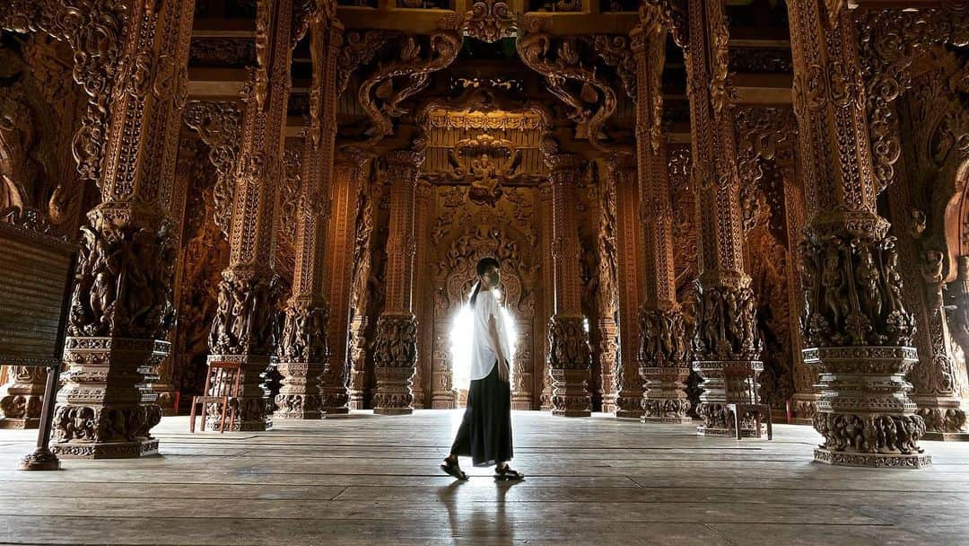 新井利佳さんのインスタグラム写真 - (新井利佳Instagram)「ずっと行きたかったPattaya の 《The Sanctuary of Truth 》へ。  1981年から始まった工事は未だに終わっておらず、釘を使わずに全て木で作られているお寺。  未完成のお寺の中では木を削る職人さん達が作業中。 時より眼に木のクズが入る程。  ヘルメットをかぶって、英語のガイドさんに案内してもらいながら進みました。  写真を撮っていると、スタッフさんにヘルメットとマスクを取ってもいいよ。と、言って頂き。 お寺の木の匂いを感じる事が出来ました。  パタヤの街は観光客が減ってしまって、closeしてしまったお店を車越しに沢山見かけました。 皆様、またタイに来られるようになったら是非是非訪れてくださいね！  #thesanctuaryoftruth  #サンクチュアリーオブトゥルース #真理聖殿 #芭達雅 #真理寺  #thailand #shorttrip #Pattaya #pattayathailand #covid19goaway #relaxtime #temple #woodworking #seaside #lifeisbeautiful #summerholidays  #自然美景 #泰國自由行  #タイ生活 #バンコク生活 #パタヤ #パタヤ旅行」8月3日 19時58分 - rika.arai