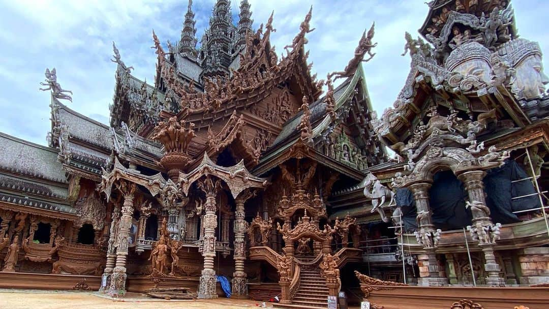 新井利佳さんのインスタグラム写真 - (新井利佳Instagram)「ずっと行きたかったPattaya の 《The Sanctuary of Truth 》へ。  1981年から始まった工事は未だに終わっておらず、釘を使わずに全て木で作られているお寺。  未完成のお寺の中では木を削る職人さん達が作業中。 時より眼に木のクズが入る程。  ヘルメットをかぶって、英語のガイドさんに案内してもらいながら進みました。  写真を撮っていると、スタッフさんにヘルメットとマスクを取ってもいいよ。と、言って頂き。 お寺の木の匂いを感じる事が出来ました。  パタヤの街は観光客が減ってしまって、closeしてしまったお店を車越しに沢山見かけました。 皆様、またタイに来られるようになったら是非是非訪れてくださいね！  #thesanctuaryoftruth  #サンクチュアリーオブトゥルース #真理聖殿 #芭達雅 #真理寺  #thailand #shorttrip #Pattaya #pattayathailand #covid19goaway #relaxtime #temple #woodworking #seaside #lifeisbeautiful #summerholidays  #自然美景 #泰國自由行  #タイ生活 #バンコク生活 #パタヤ #パタヤ旅行」8月3日 19時58分 - rika.arai