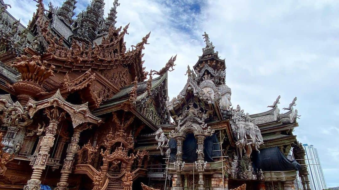 新井利佳さんのインスタグラム写真 - (新井利佳Instagram)「ずっと行きたかったPattaya の 《The Sanctuary of Truth 》へ。  1981年から始まった工事は未だに終わっておらず、釘を使わずに全て木で作られているお寺。  未完成のお寺の中では木を削る職人さん達が作業中。 時より眼に木のクズが入る程。  ヘルメットをかぶって、英語のガイドさんに案内してもらいながら進みました。  写真を撮っていると、スタッフさんにヘルメットとマスクを取ってもいいよ。と、言って頂き。 お寺の木の匂いを感じる事が出来ました。  パタヤの街は観光客が減ってしまって、closeしてしまったお店を車越しに沢山見かけました。 皆様、またタイに来られるようになったら是非是非訪れてくださいね！  #thesanctuaryoftruth  #サンクチュアリーオブトゥルース #真理聖殿 #芭達雅 #真理寺  #thailand #shorttrip #Pattaya #pattayathailand #covid19goaway #relaxtime #temple #woodworking #seaside #lifeisbeautiful #summerholidays  #自然美景 #泰國自由行  #タイ生活 #バンコク生活 #パタヤ #パタヤ旅行」8月3日 19時58分 - rika.arai