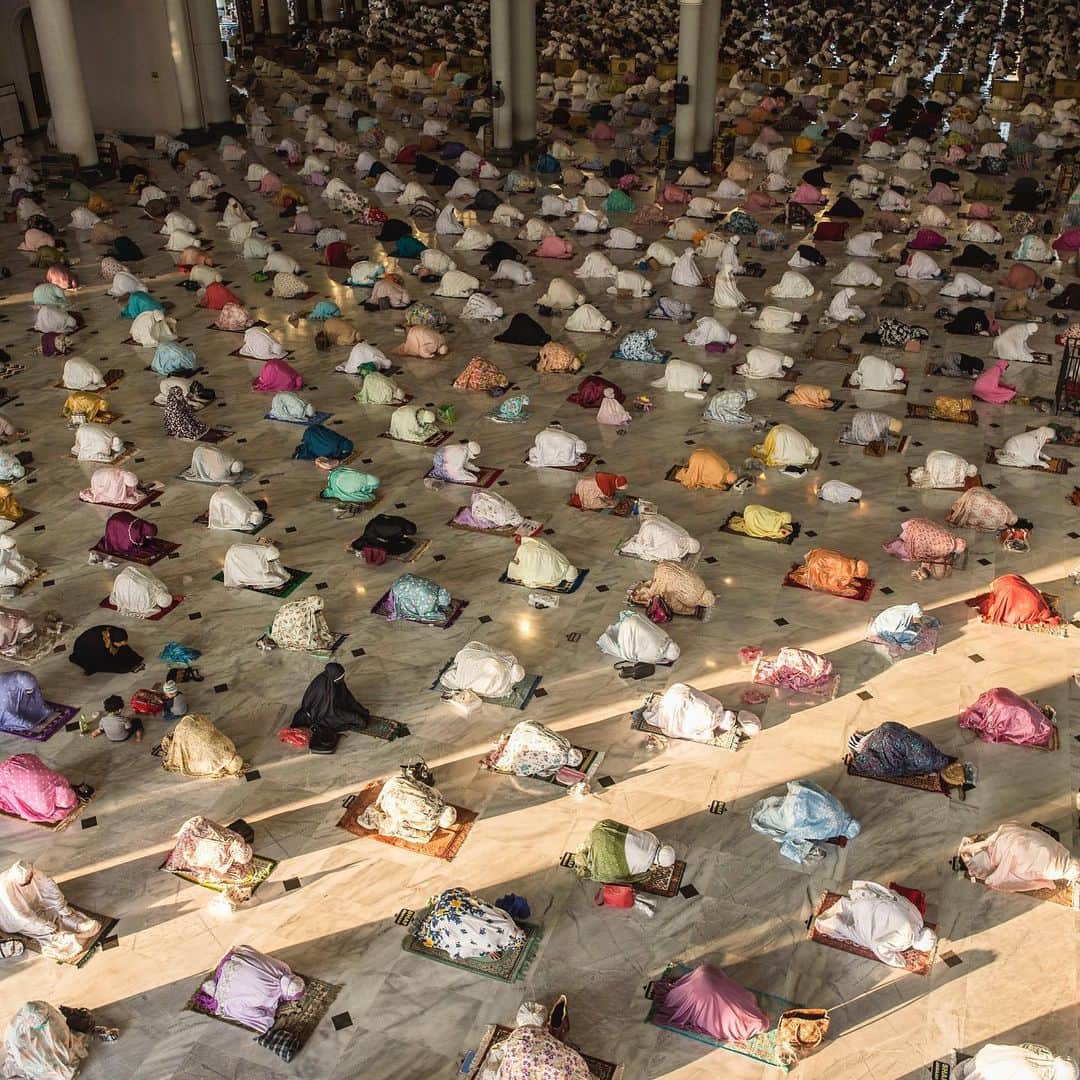 ABC Newsさんのインスタグラム写真 - (ABC NewsInstagram)「Muslims attend Eid al-Adha prayers with social distancing at a mosque in Surabaya, Indonesia. #prayer #socialdistancing」8月3日 19時59分 - abcnews