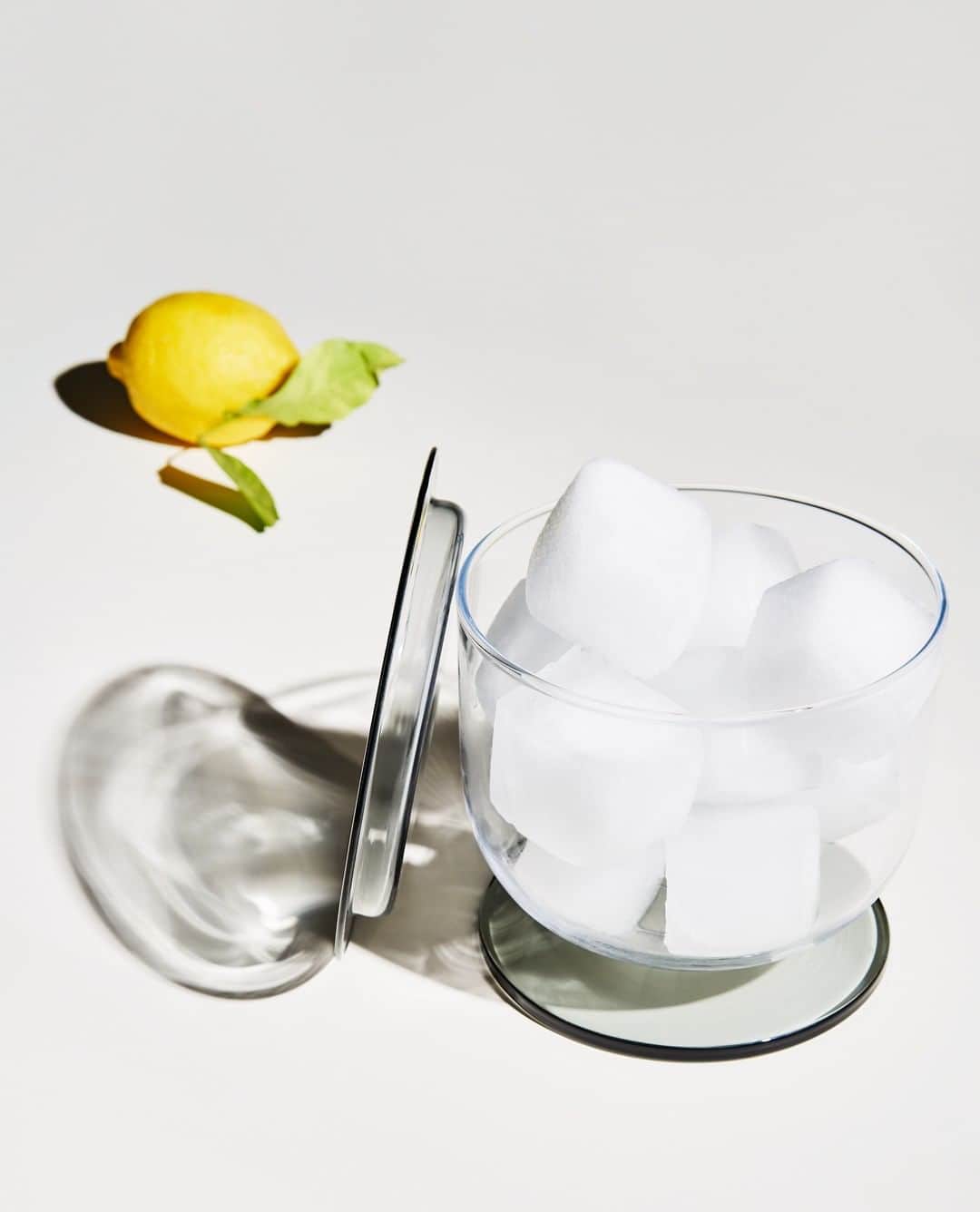 のインスタグラム：「We're offering you all early access to purchase our new Drinkware family, PUCK, now available on our website.⁠ ⁠ PUCK: the process involved stripping away as much nonessential detail to create something that’s more minimal, heavy-weight and authoritative in mixology glassware.⁠ ⁠ Here is our PUCK Ice Bucket. ⁠ ⁠ Explore more via our link in bio. ⁠ ⁠ ⁠ ⁠ #tomdixon #tomdixonPUCK #glassware #drinkware #cocktails #interior #design #homedecor #instahome #interiordesign #glass #inspiration ⁠」