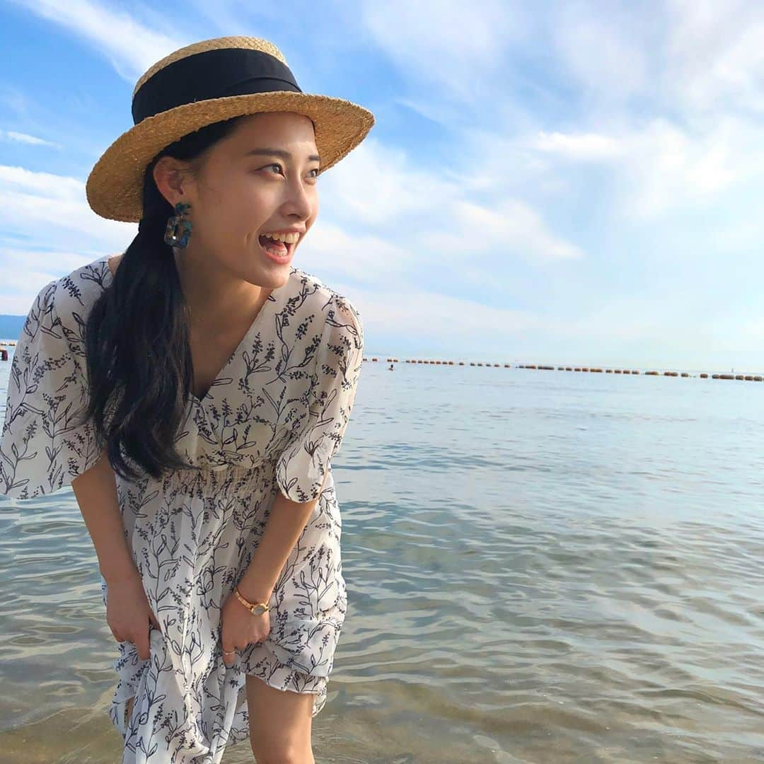 早坂風海さんのインスタグラム写真 - (早坂風海Instagram)「久しぶりの海ーーー🏖﻿ ﻿ ﻿ 人も多くないし広いし、密にならないから最高のリフレッシュ場所😌﻿ ﻿ やっぱり海っていいねー笑﻿ 足しか浸かってないけど、、😗﻿ ﻿ ﻿ ﻿ #早坂風海 #カザスタグラム #最後後ろで犬泳いでる #可愛い #🐶」8月3日 20時01分 - kazami42_official