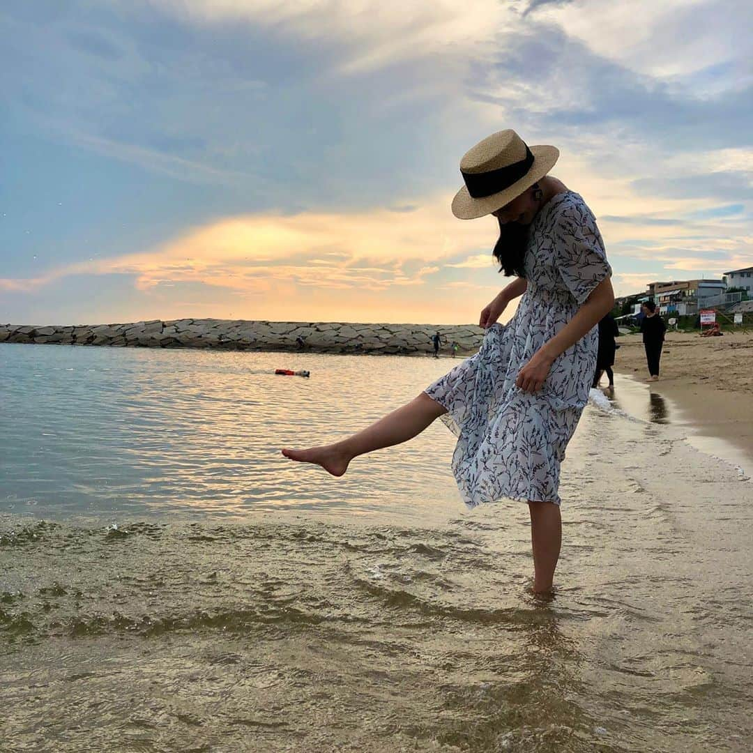 早坂風海さんのインスタグラム写真 - (早坂風海Instagram)「久しぶりの海ーーー🏖﻿ ﻿ ﻿ 人も多くないし広いし、密にならないから最高のリフレッシュ場所😌﻿ ﻿ やっぱり海っていいねー笑﻿ 足しか浸かってないけど、、😗﻿ ﻿ ﻿ ﻿ #早坂風海 #カザスタグラム #最後後ろで犬泳いでる #可愛い #🐶」8月3日 20時01分 - kazami42_official