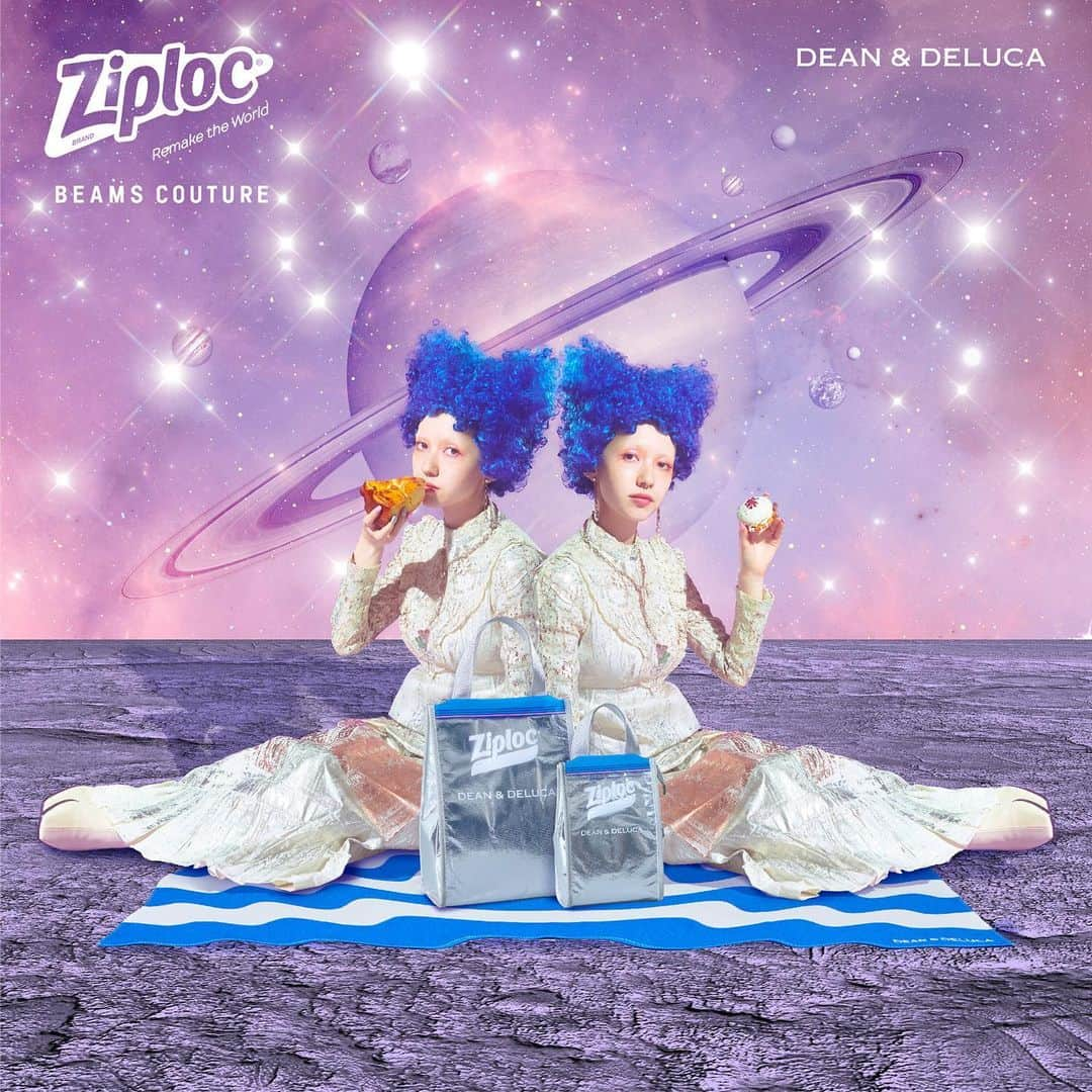 ビームスさんのインスタグラム写真 - (ビームスInstagram)「"Ziploc × DEAN ＆ DELUCA × BEAMS COUTURE" Triple collab. cooler bag 8/7 Fri. Release !  トリプルコラボのクーラーバッグが登場！ @ziploc @deandeluca_jp @beams_couture  ＜DEAN & DELUCA＞でコレクターがいるほど人気を誇るクーラーバッグを、そのまま透明にしたイメージのシルバーカラーで製作。まるで＜Ziploc＞のフリーザーバッグがくっ付いたかのようにデザインされた表側のポケットには、カトラリーや小銭入れなども収納可能です。  エコバッグとしてもお使いいただけるよう2サイズ展開でご用意。 また＜Ziploc＞をモディファイした前ポケットには、環境や人体への影響に配慮した非フタル酸PVCを採用しています。  カルチャーを軸としたビジュアルを生み出している丸井元子（ @_motty_ ）が手がける、ファンタジックなイメージビジュアルにもご注目ください！  ＜DEAN & DELUCA＞のクーラーバッグの魅力はそのままに、＜Ziploc＞のエッセンスと＜BEAMS COUTURE＞らしい遊び心を加えたスペシャルなアイテムに、ぜひご期待ください！  H26×W18×D12cm　¥3,000+tax H34.5×W25×D16cm　¥4,000+tax  販売開始日：2020年8月7日（金）11:00 販売店舗：BEAMS公式オンラインショップ、DEAN ＆ DELUCA公式オンラインストア ※店頭での販売は現在予定しておりません。  #ziploc #deandeluca #beamscouture #beams #ジップロック #ディーンアンドデルーカ #ビームスクチュール #ビームス #クーラーバッグ」8月3日 20時11分 - beams_official