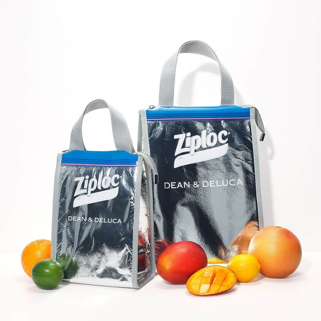 ビームスさんのインスタグラム写真 - (ビームスInstagram)「"Ziploc × DEAN ＆ DELUCA × BEAMS COUTURE" Triple collab. cooler bag 8/7 Fri. Release !  トリプルコラボのクーラーバッグが登場！ @ziploc @deandeluca_jp @beams_couture  ＜DEAN & DELUCA＞でコレクターがいるほど人気を誇るクーラーバッグを、そのまま透明にしたイメージのシルバーカラーで製作。まるで＜Ziploc＞のフリーザーバッグがくっ付いたかのようにデザインされた表側のポケットには、カトラリーや小銭入れなども収納可能です。  エコバッグとしてもお使いいただけるよう2サイズ展開でご用意。 また＜Ziploc＞をモディファイした前ポケットには、環境や人体への影響に配慮した非フタル酸PVCを採用しています。  カルチャーを軸としたビジュアルを生み出している丸井元子（ @_motty_ ）が手がける、ファンタジックなイメージビジュアルにもご注目ください！  ＜DEAN & DELUCA＞のクーラーバッグの魅力はそのままに、＜Ziploc＞のエッセンスと＜BEAMS COUTURE＞らしい遊び心を加えたスペシャルなアイテムに、ぜひご期待ください！  H26×W18×D12cm　¥3,000+tax H34.5×W25×D16cm　¥4,000+tax  販売開始日：2020年8月7日（金）11:00 販売店舗：BEAMS公式オンラインショップ、DEAN ＆ DELUCA公式オンラインストア ※店頭での販売は現在予定しておりません。  #ziploc #deandeluca #beamscouture #beams #ジップロック #ディーンアンドデルーカ #ビームスクチュール #ビームス #クーラーバッグ」8月3日 20時12分 - beams_official