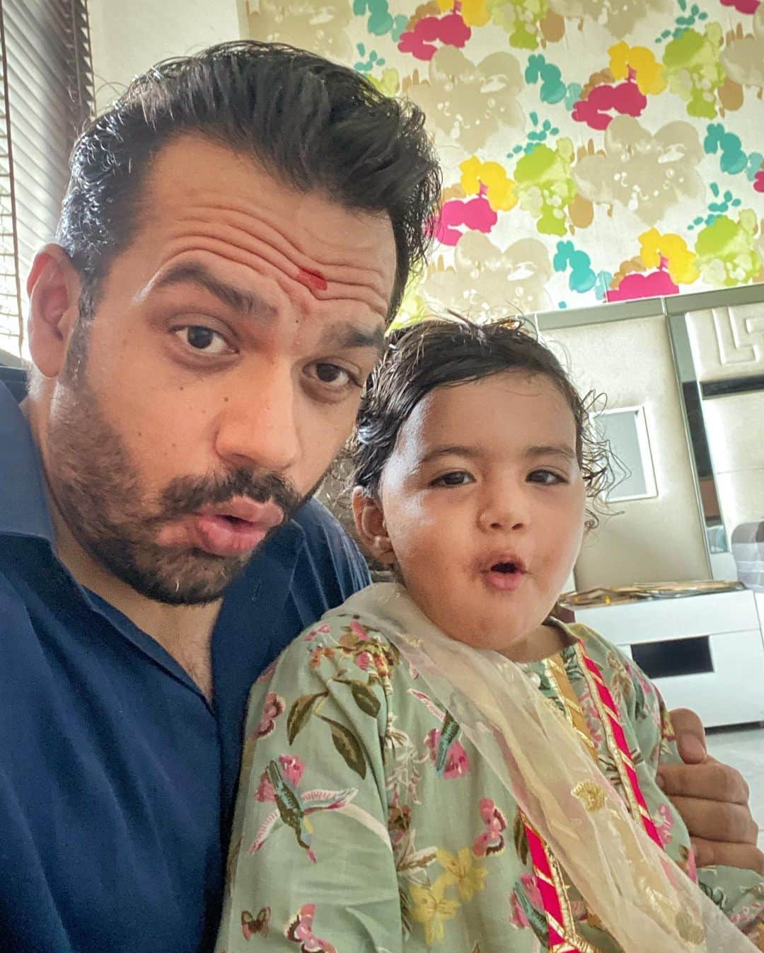 Gaurav Tanejaのインスタグラム：「Papa ki copy... full nataunki hai yeh ladki .. . Happy rakshabandhan to all. Missing my sister @swatitanejabatta . Online Rakhi bandhwayi humne.. . #happyrakhi #bortherSister #flyingbeast #RasbhariKePapa」